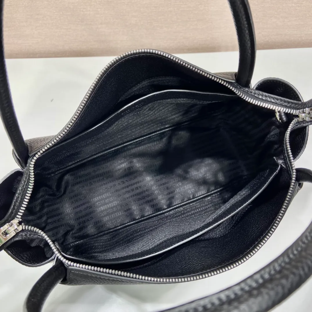 💰2040🎉New double shoulder straps🎉1BC170 double shoulder straps🎉 This double shoulder strap is made of imported deerskin grain cowhide and equipped with two interchangeable and adjustable long shoulder straps. The combination of fabric webbing and cowhide is perfect😘, versatile for mixing and matching different clothes on different occasions😘, large capacity, many compartments, super soft feel🎉Hurry up and get it🎉 Length 32x Height 26x Bottom 13cm🎉🎉🎉👏👏👏