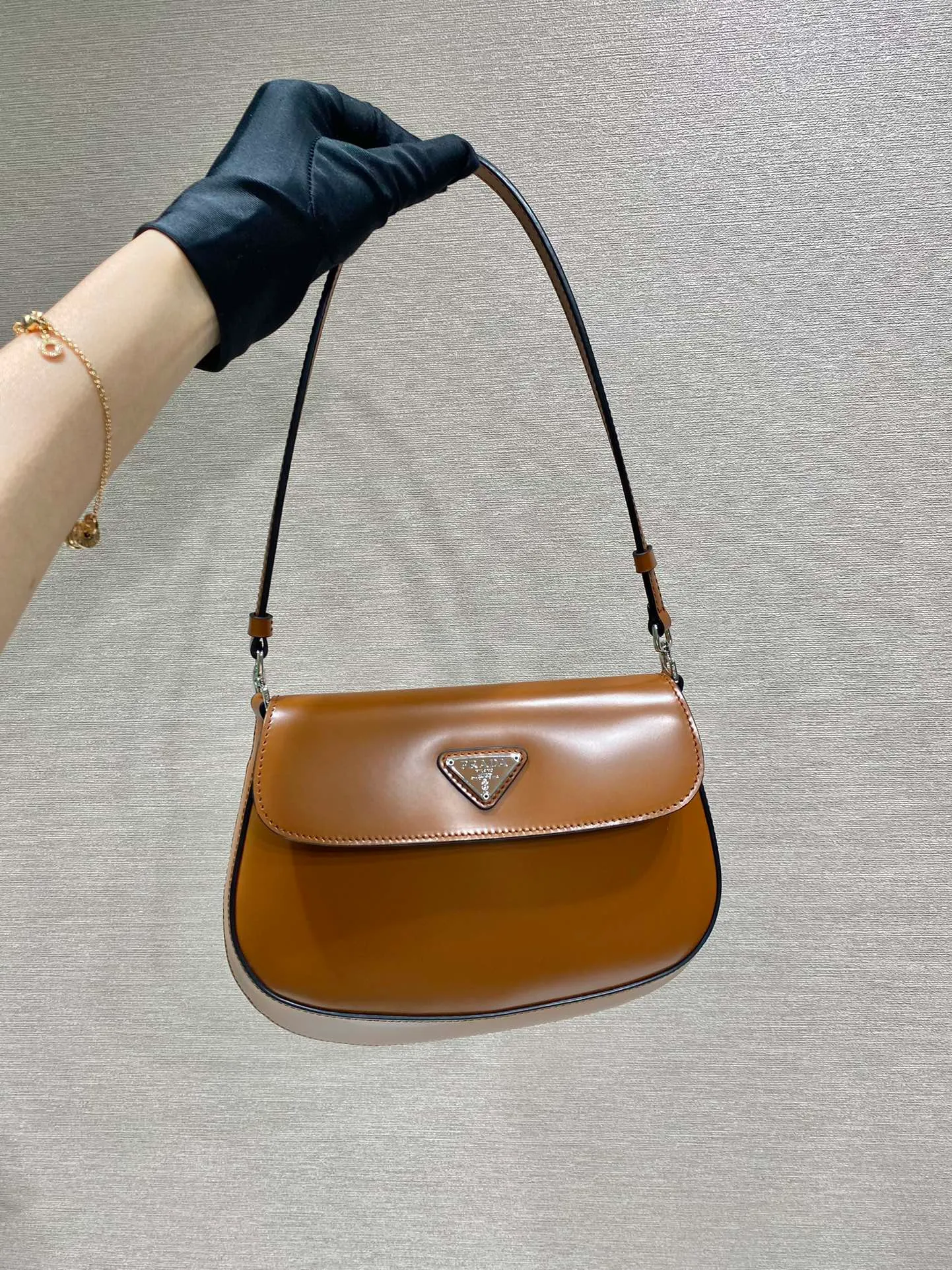 💰1120🎉 New armpit bag This year's popular flip-top second-hand armpit bag has always been very popular. The whole leather is delicate and smooth. The special-shaped bag design is cool and fashionable. The capacity is sufficient. It is light and can be packed. It is perfect without being outdated. The retro feel concave shape is another hot model for Internet celebrities. 🙊🙊 Style number: 1BD311, length 23x height 18x ​​bottom 4cm