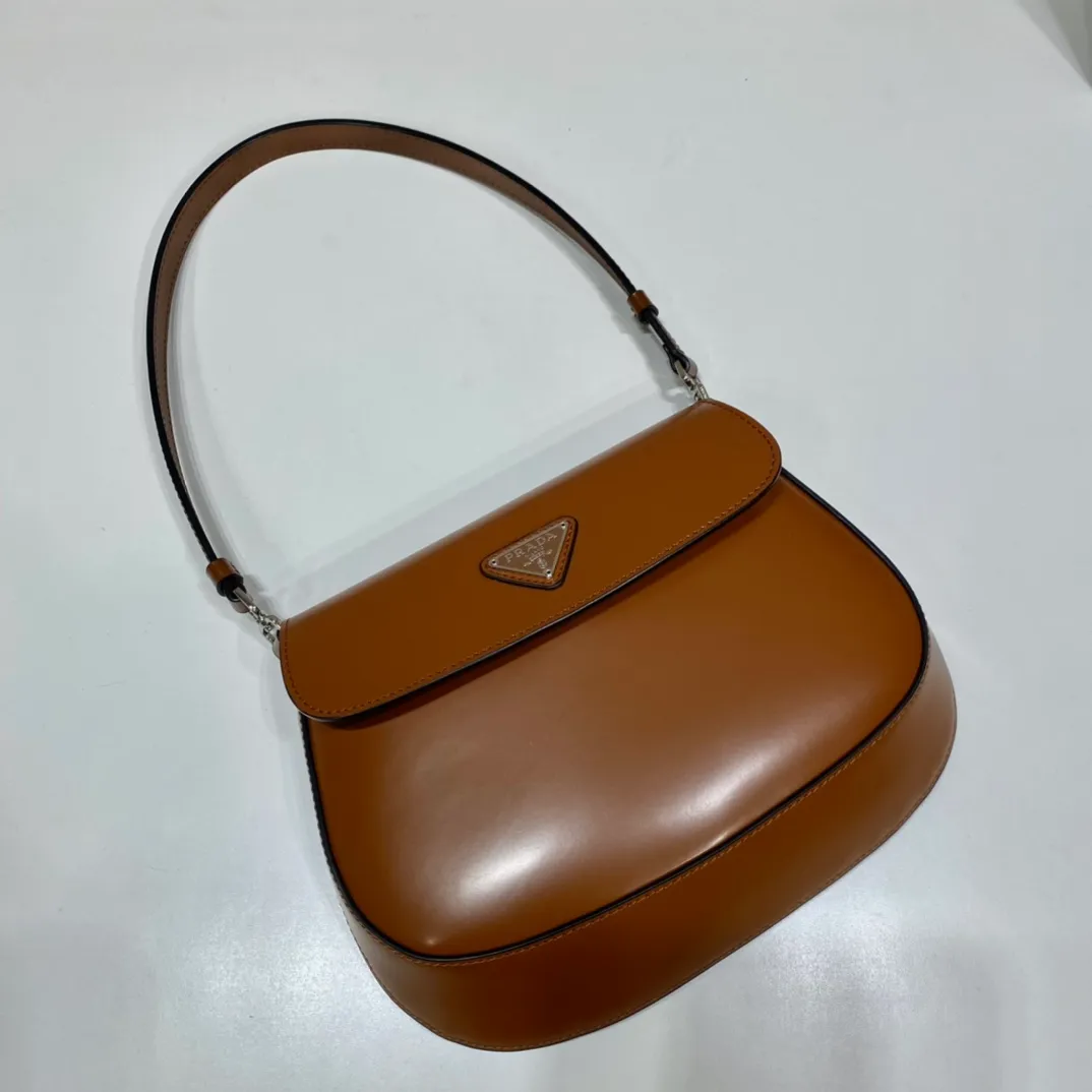 💰1120🎉 New armpit bag This year's popular flip-top second-hand armpit bag has always been very popular. The whole leather is delicate and smooth. The special-shaped bag design is cool and fashionable. The capacity is sufficient. It is light and can be packed. It is perfect without being outdated. The retro feel concave shape is another hot model for Internet celebrities. 🙊🙊 Style number: 1BD311, length 23x height 18x ​​bottom 4cm