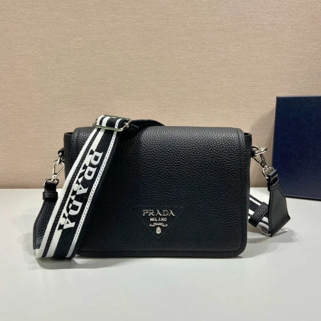 💰1800🎉New double shoulder straps🎉1BD314 double shoulder straps🎉 This double shoulder strap is made of imported deerskin grain cowhide and equipped with two interchangeable and adjustable long shoulder straps. The combination of fabric webbing and cowhide is perfect😘, versatile for mixing and matching different clothes on different occasions😘, large capacity, super soft feel🎉Hurry up and get it🎉 Length 23x height 18x ​​base 9cm🎉🎉🎉