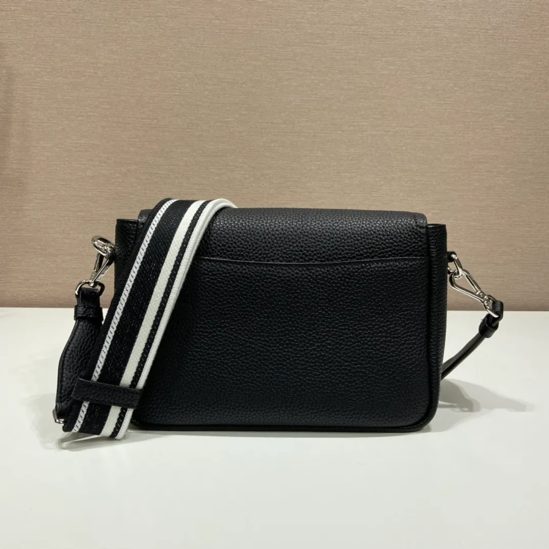 💰1800🎉New double shoulder straps🎉1BD314 double shoulder straps🎉 This double shoulder strap is made of imported deerskin grain cowhide and equipped with two interchangeable and adjustable long shoulder straps. The combination of fabric webbing and cowhide is perfect😘, versatile for mixing and matching different clothes on different occasions😘, large capacity, super soft feel🎉Hurry up and get it🎉 Length 23x height 18x ​​base 9cm🎉🎉🎉