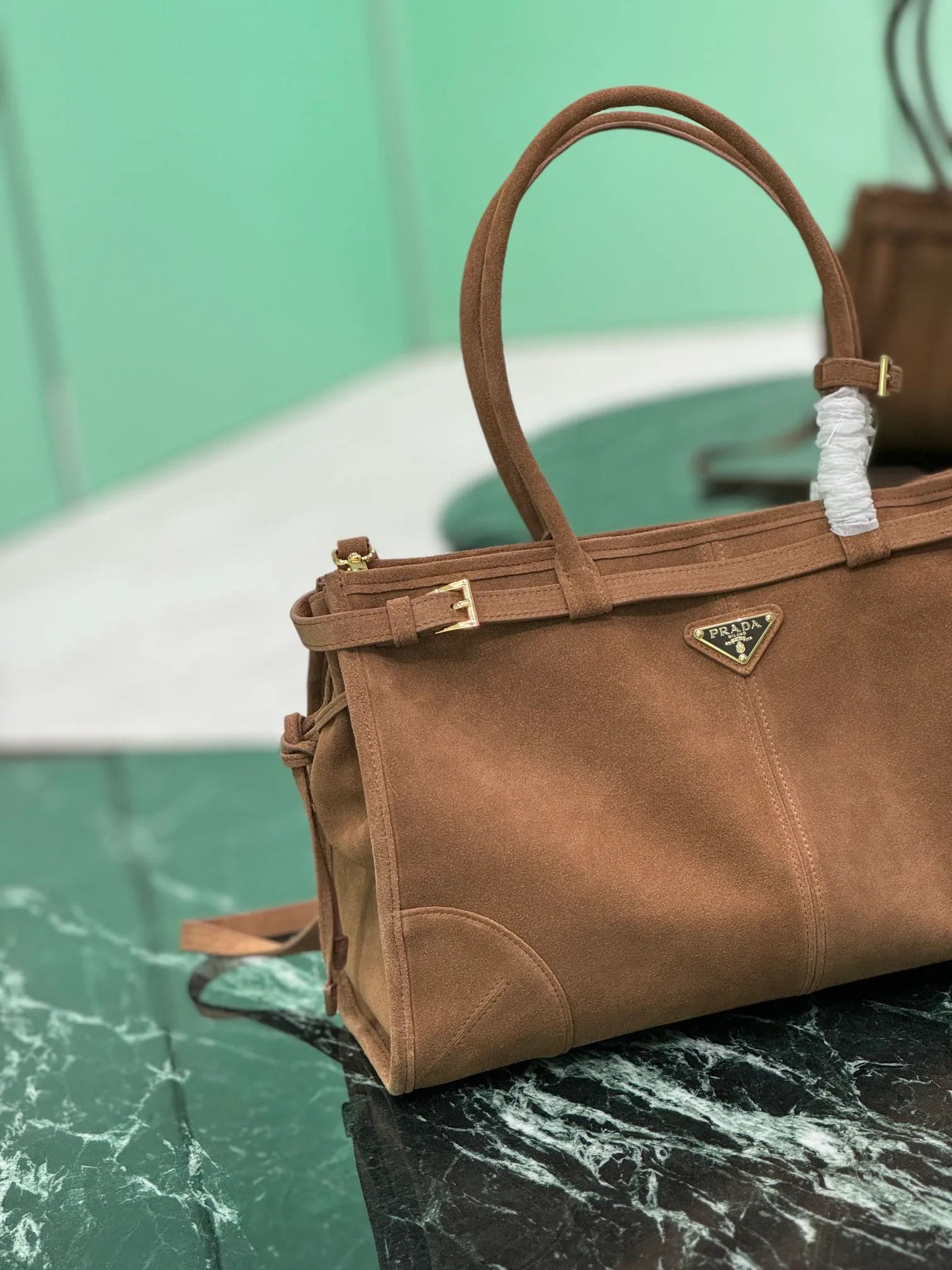 💰1700, SoftLux suede handbag. This hand-held crossbody bag is made of autumn and winter suede leather. It is equipped with a detachable and adjustable long shoulder strap, which is convenient for different occasions. The capacity is very large~ Dimensions: length 38×height 30×base 12cm. Style number: 1BA433