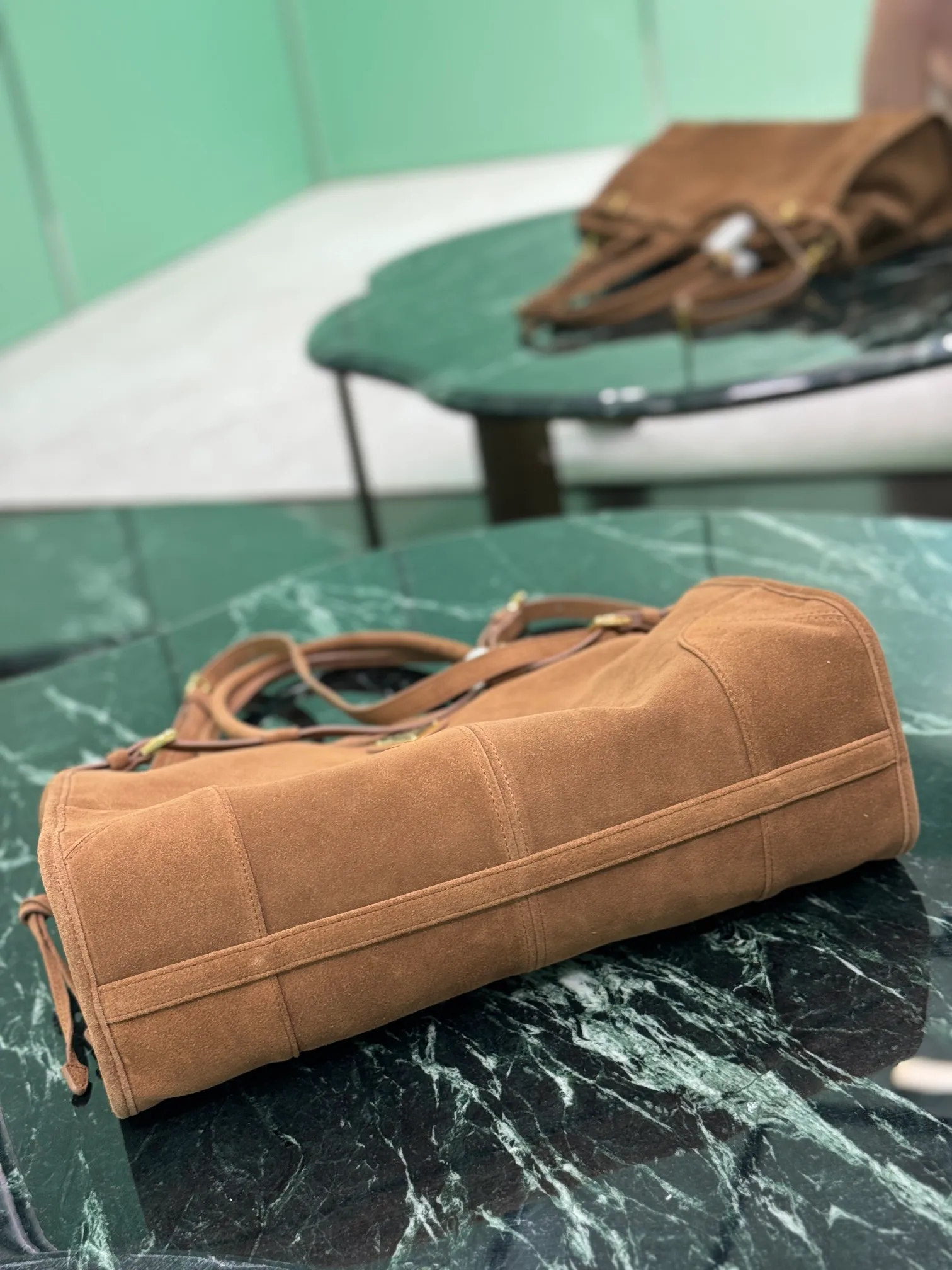 💰1700, SoftLux suede handbag. This hand-held crossbody bag is made of autumn and winter suede leather. It is equipped with a detachable and adjustable long shoulder strap, which is convenient for different occasions. The capacity is very large~ Dimensions: length 38×height 30×base 12cm. Style number: 1BA433