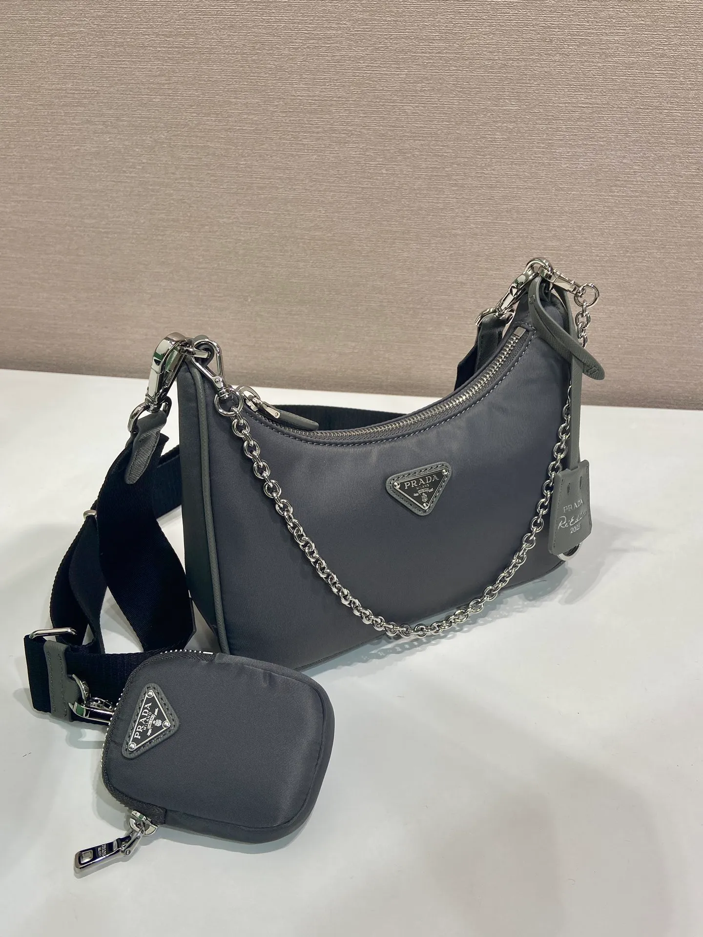💰1040🎉Hot-selling three-in-one🎉🎉New 1BH204 silver hardware, nylon Hobo hand/armpit bag😘😘Hobo, a group of Internet celebrity sisters who are crazy about planting and popular in the fashion circle, has a new model! 👏👏The design of this Hobo bag is great👍👍One bag with three uses😘😘waist bag/crossbody/single shoulder bag👍👍The handle is replaced by a gold chain, which makes the armpit bag more sexy. It also has a long shoulder strap. What I love most is that the shoulder strap also has a small pendant (small bag), which can also be hung on other bags and pants as accessories. 🙊🙊There is no problem in matching various clothes in normal times😘😘Babies, hurry up and get it, it’s so beautiful🙊🙊Dimensions: Length 22X Height 12x Bottom 6cm👏👏👏💰💰💰