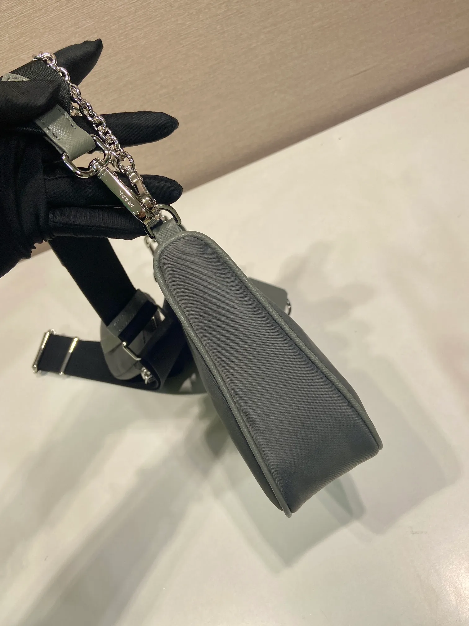 💰1040🎉Hot-selling three-in-one🎉🎉New 1BH204 silver hardware, nylon Hobo hand/armpit bag😘😘Hobo, a group of Internet celebrity sisters who are crazy about planting and popular in the fashion circle, has a new model! 👏👏The design of this Hobo bag is great👍👍One bag with three uses😘😘waist bag/crossbody/single shoulder bag👍👍The handle is replaced by a gold chain, which makes the armpit bag more sexy. It also has a long shoulder strap. What I love most is that the shoulder strap also has a small pendant (small bag), which can also be hung on other bags and pants as accessories. 🙊🙊There is no problem in matching various clothes in normal times😘😘Babies, hurry up and get it, it’s so beautiful🙊🙊Dimensions: Length 22X Height 12x Bottom 6cm👏👏👏💰💰💰