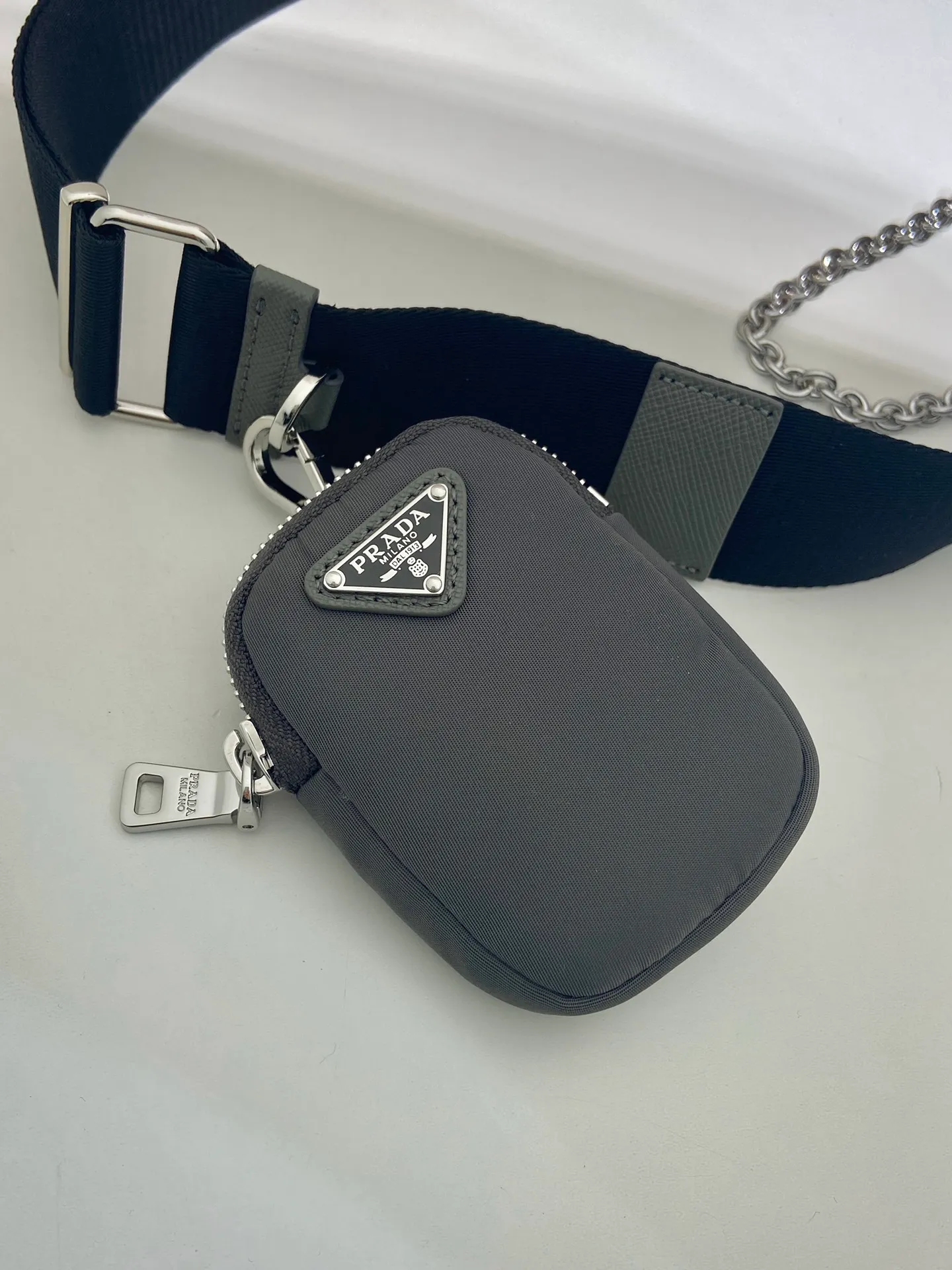 💰1040🎉Hot-selling three-in-one🎉🎉New 1BH204 silver hardware, nylon Hobo hand/armpit bag😘😘Hobo, a group of Internet celebrity sisters who are crazy about planting and popular in the fashion circle, has a new model! 👏👏The design of this Hobo bag is great👍👍One bag with three uses😘😘waist bag/crossbody/single shoulder bag👍👍The handle is replaced by a gold chain, which makes the armpit bag more sexy. It also has a long shoulder strap. What I love most is that the shoulder strap also has a small pendant (small bag), which can also be hung on other bags and pants as accessories. 🙊🙊There is no problem in matching various clothes in normal times😘😘Babies, hurry up and get it, it’s so beautiful🙊🙊Dimensions: Length 22X Height 12x Bottom 6cm👏👏👏💰💰💰