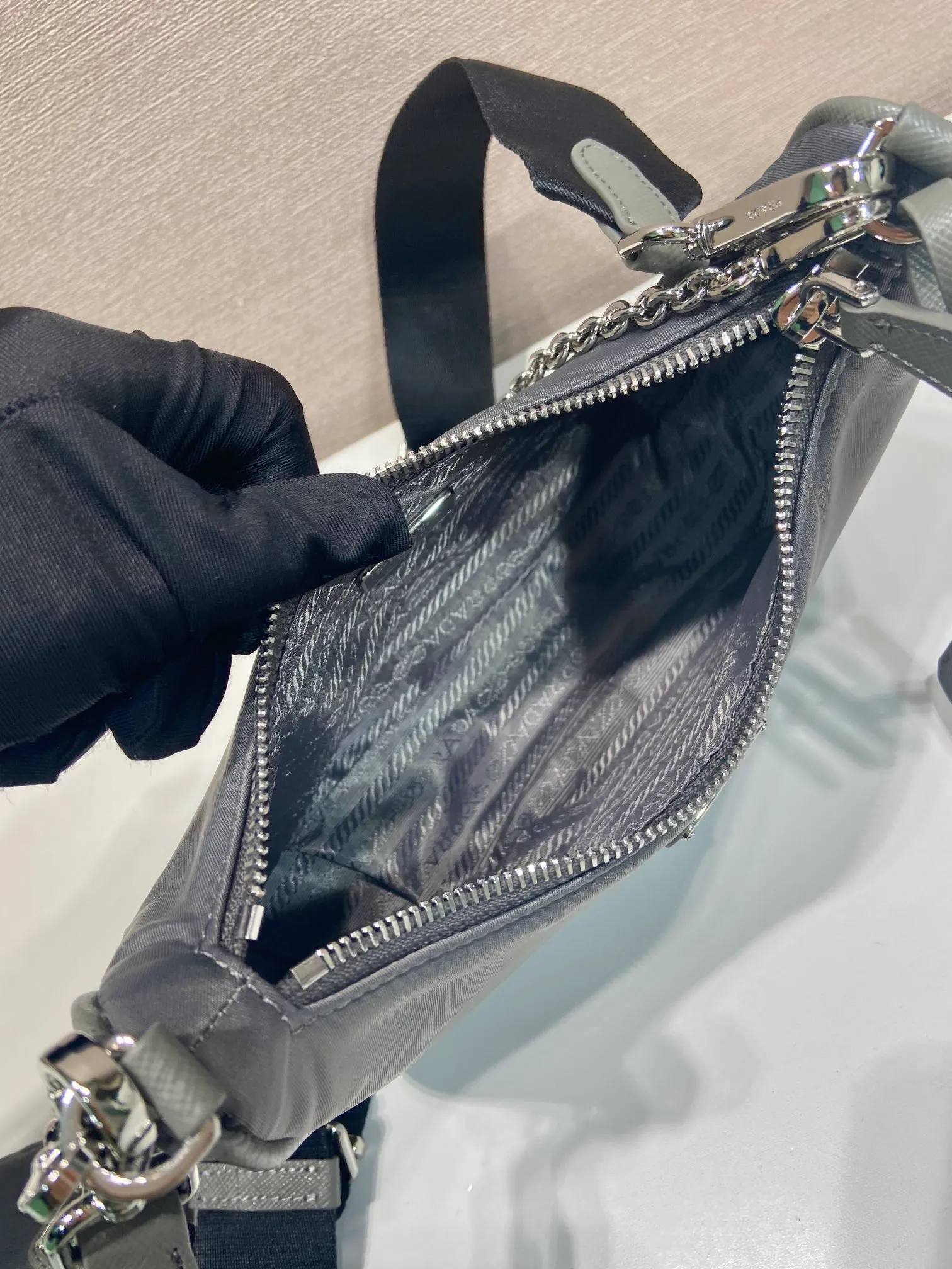 💰1040🎉Hot-selling three-in-one🎉🎉New 1BH204 silver hardware, nylon Hobo hand/armpit bag😘😘Hobo, a group of Internet celebrity sisters who are crazy about planting and popular in the fashion circle, has a new model! 👏👏The design of this Hobo bag is great👍👍One bag with three uses😘😘waist bag/crossbody/single shoulder bag👍👍The handle is replaced by a gold chain, which makes the armpit bag more sexy. It also has a long shoulder strap. What I love most is that the shoulder strap also has a small pendant (small bag), which can also be hung on other bags and pants as accessories. 🙊🙊There is no problem in matching various clothes in normal times😘😘Babies, hurry up and get it, it’s so beautiful🙊🙊Dimensions: Length 22X Height 12x Bottom 6cm👏👏👏💰💰💰