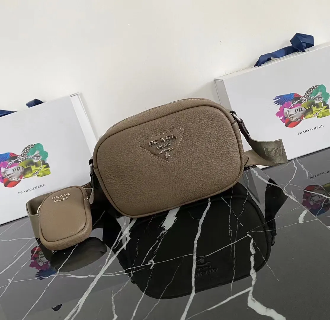 P1100¥ [Top original order]🎉New camera cross-body bag🎉1BH182 has arrived🎉🎉This cross-body bag is made of imported deerskin grain cowhide and equipped with an adjustable long shoulder strap. My favorite It’s a small bag on the shoulder strap😘It’s perfect😘, it has a large capacity, is simple and elegant, and feels super soft🎉Hurry up and get it🎉Dimensions: length 22x height 14.5x bottom 8cm🎉🎉🎉👏👏👏!
