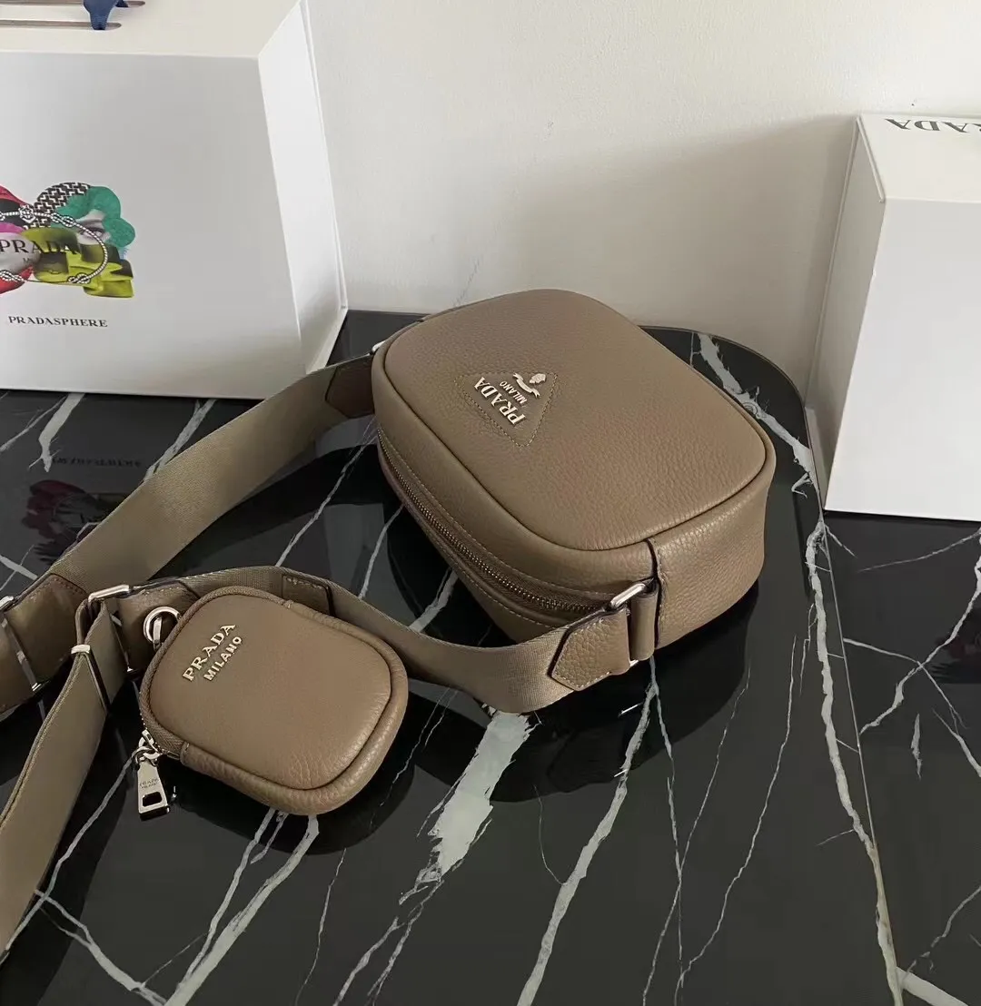P1100¥ [Top original order]🎉New camera cross-body bag🎉1BH182 has arrived🎉🎉This cross-body bag is made of imported deerskin grain cowhide and equipped with an adjustable long shoulder strap. My favorite It’s a small bag on the shoulder strap😘It’s perfect😘, it has a large capacity, is simple and elegant, and feels super soft🎉Hurry up and get it🎉Dimensions: length 22x height 14.5x bottom 8cm🎉🎉🎉👏👏👏!
