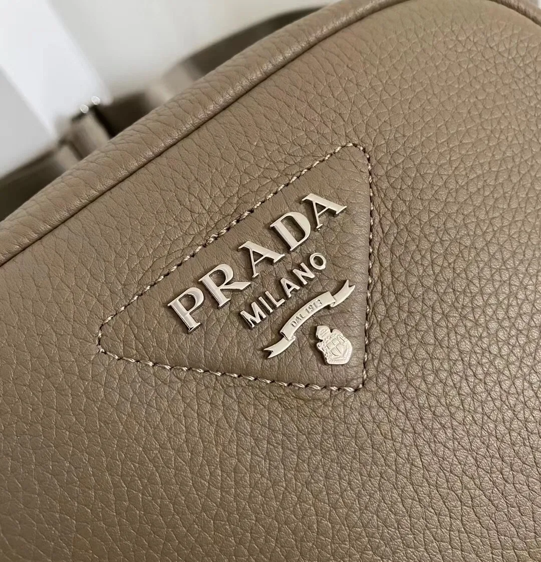 P1100¥ [Top original order]🎉New camera cross-body bag🎉1BH182 has arrived🎉🎉This cross-body bag is made of imported deerskin grain cowhide and equipped with an adjustable long shoulder strap. My favorite It’s a small bag on the shoulder strap😘It’s perfect😘, it has a large capacity, is simple and elegant, and feels super soft🎉Hurry up and get it🎉Dimensions: length 22x height 14.5x bottom 8cm🎉🎉🎉👏👏👏!