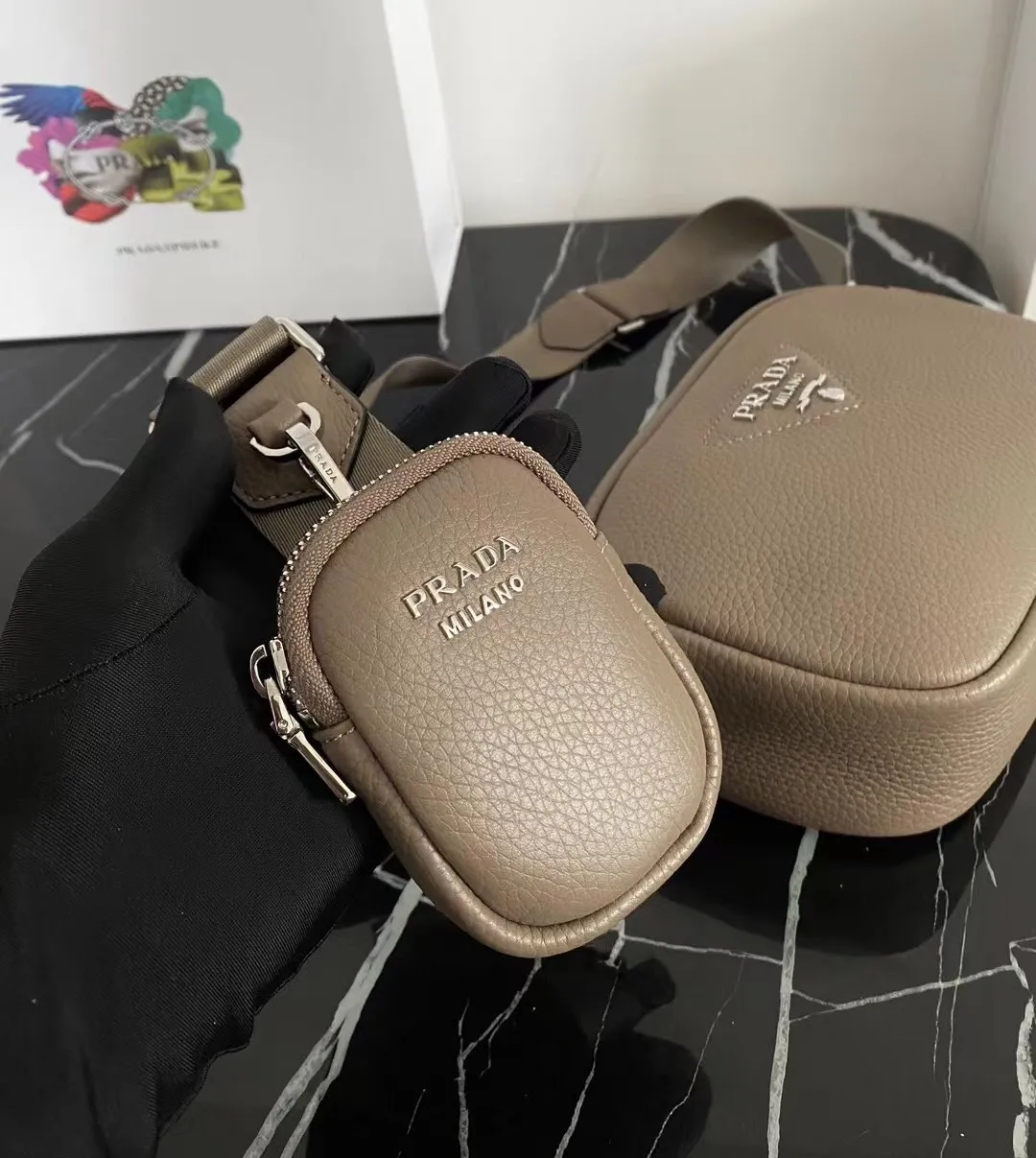 P1100¥ [Top original order]🎉New camera cross-body bag🎉1BH182 has arrived🎉🎉This cross-body bag is made of imported deerskin grain cowhide and equipped with an adjustable long shoulder strap. My favorite It’s a small bag on the shoulder strap😘It’s perfect😘, it has a large capacity, is simple and elegant, and feels super soft🎉Hurry up and get it🎉Dimensions: length 22x height 14.5x bottom 8cm🎉🎉🎉👏👏👏!