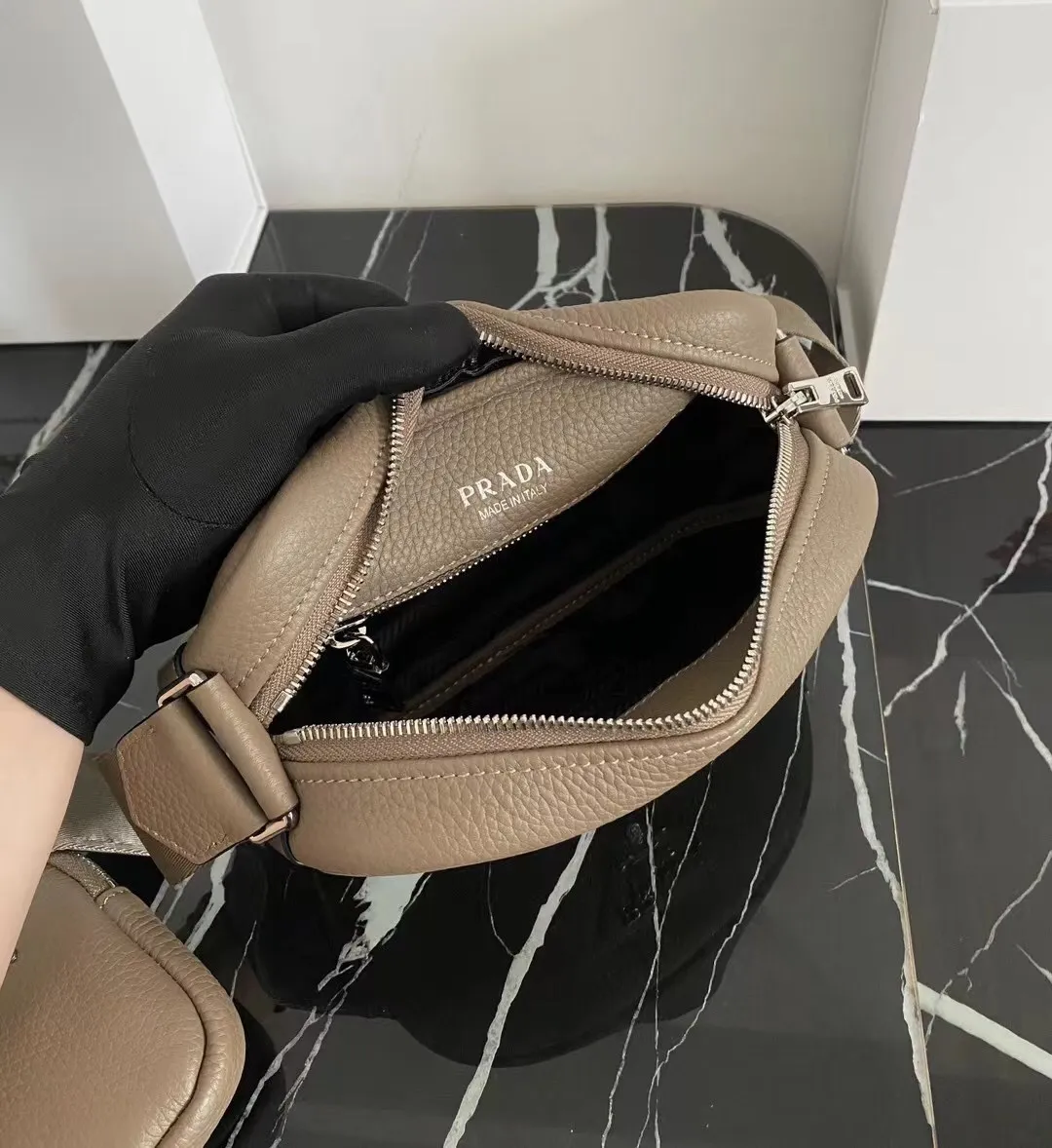 P1100¥ [Top original order]🎉New camera cross-body bag🎉1BH182 has arrived🎉🎉This cross-body bag is made of imported deerskin grain cowhide and equipped with an adjustable long shoulder strap. My favorite It’s a small bag on the shoulder strap😘It’s perfect😘, it has a large capacity, is simple and elegant, and feels super soft🎉Hurry up and get it🎉Dimensions: length 22x height 14.5x bottom 8cm🎉🎉🎉👏👏👏!