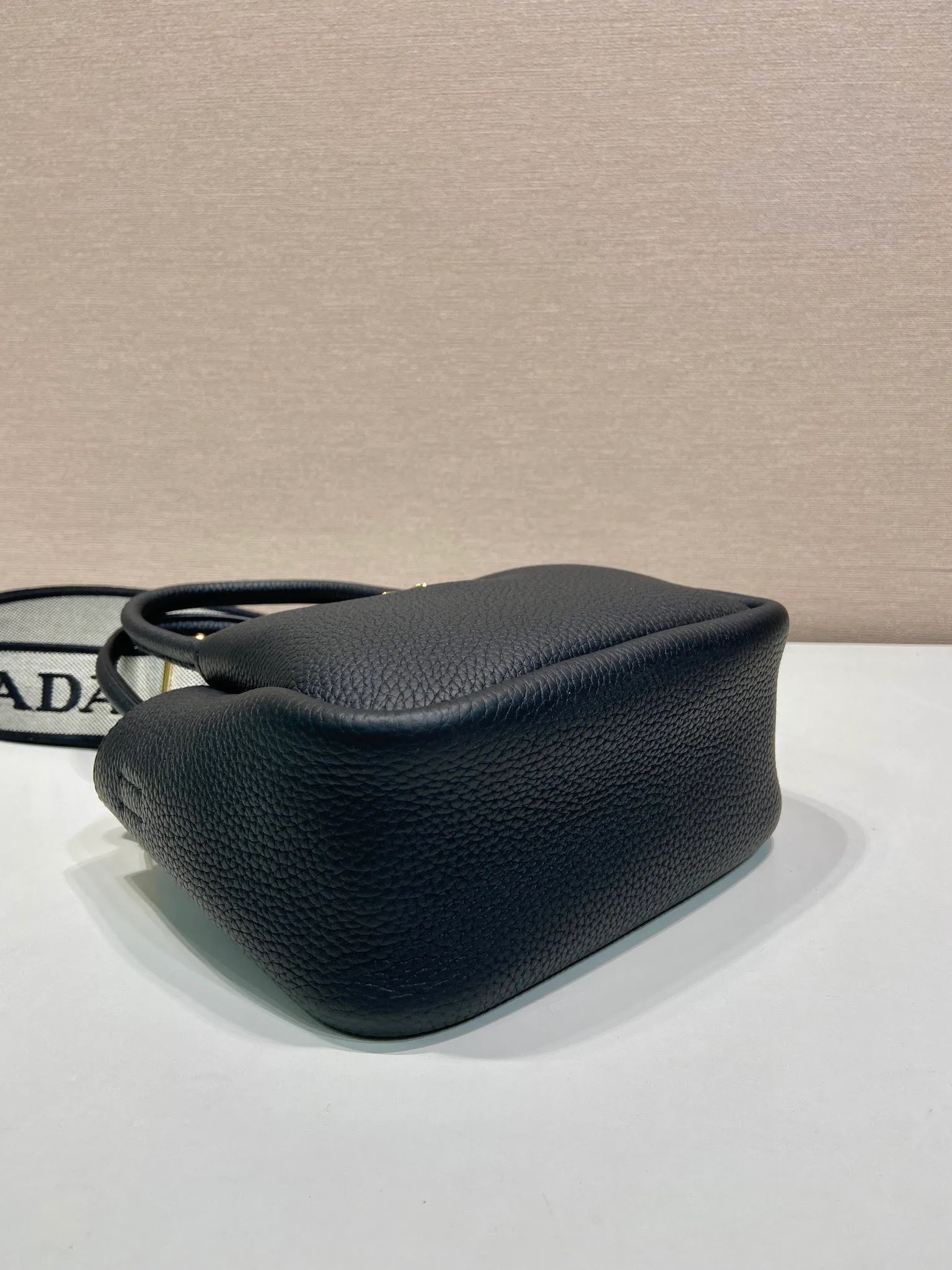 💰1760🎉New arrival🎉1BA362 mini size🎉🎉 This contemporary fine leather handbag displays natural texture and is designed with reverse stitching to create a soft and round shape. It is small in size and can be carried by hand. It is equipped with 2 interchangeable long shoulder straps, making it versatile and elegant. The upper body effect is nice and cute😘, babies, hurry up and get it🎉🎉 Length 19.5x height 18x ​​bottom 9cm🎉🎉🎉💰💰💰