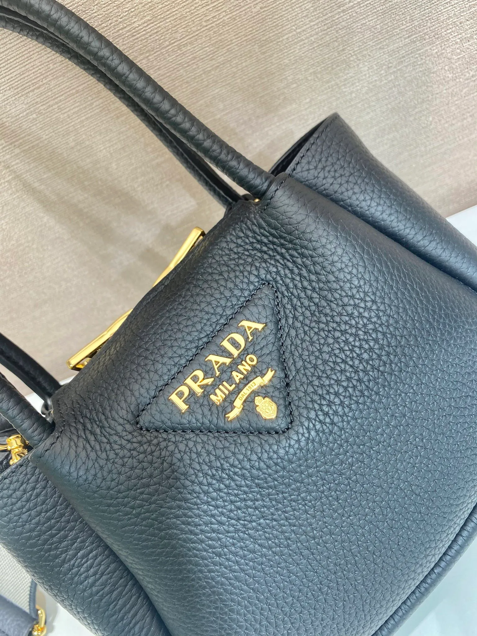 💰1760🎉New arrival🎉1BA362 mini size🎉🎉 This contemporary fine leather handbag displays natural texture and is designed with reverse stitching to create a soft and round shape. It is small in size and can be carried by hand. It is equipped with 2 interchangeable long shoulder straps, making it versatile and elegant. The upper body effect is nice and cute😘, babies, hurry up and get it🎉🎉 Length 19.5x height 18x ​​bottom 9cm🎉🎉🎉💰💰💰
