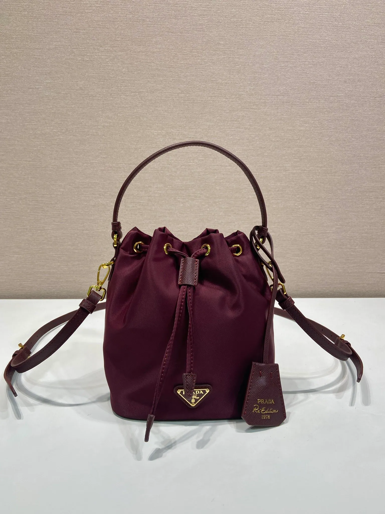 💰760🎉New bucket bag🎉1BE067 upgraded version🎉🎉 This bucket bag is made of imported nylon fabric and top-grade gold hardware, which carries the brand’s original and unique expression of extraordinary beauty. Comes with a detachable and adjustable long leather shoulder strap and leather keychain. Large capacity, light and practical🎉🎉Another popular style that will never go out of style🎉 Length 15.5x Height 19.5x Bottom 10cm