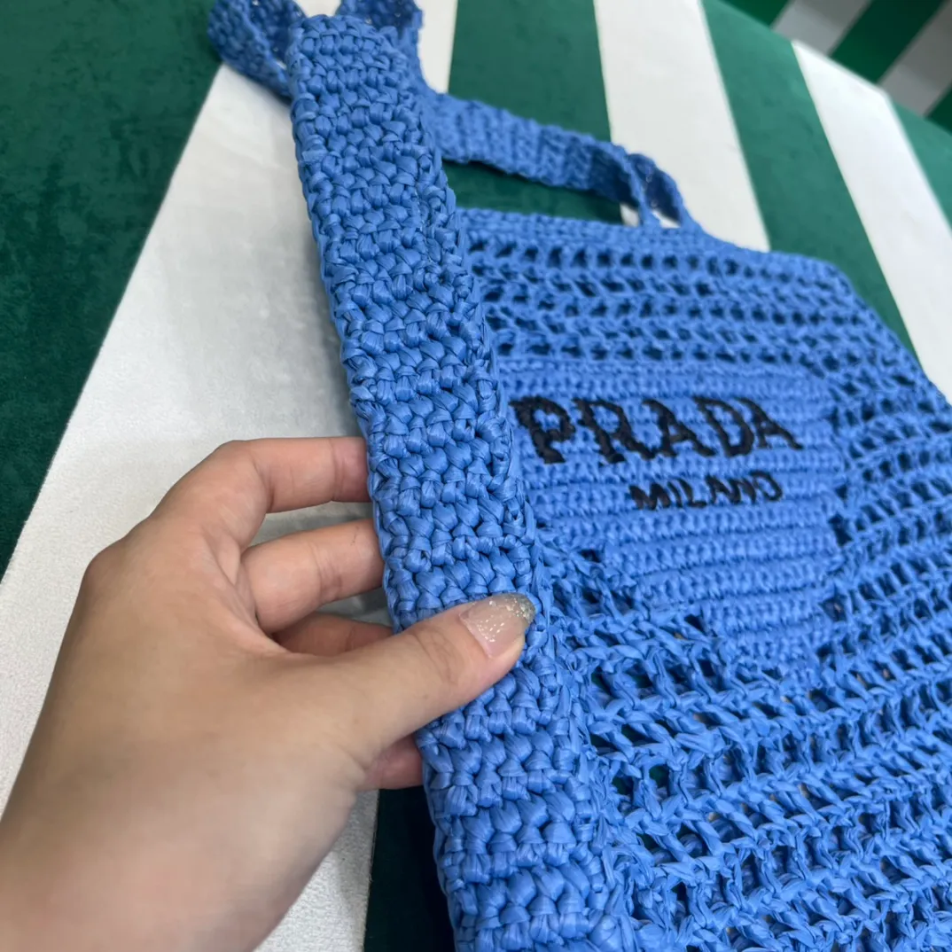 💰1160 Raffia Upgraded Version/Blue🦋 𝗣𝗿'𝗮𝗱𝗮Raffia Fiber Tote Bag Made of high-quality imported raffia🌿 Purely handmade! Every craftsman makes it with care and crochets it stitch by stitch! How can summer outings, picnics, and photo shoots be complete without a beautiful, lightweight and chic straw bag? 393 Size: 36×4×38cm