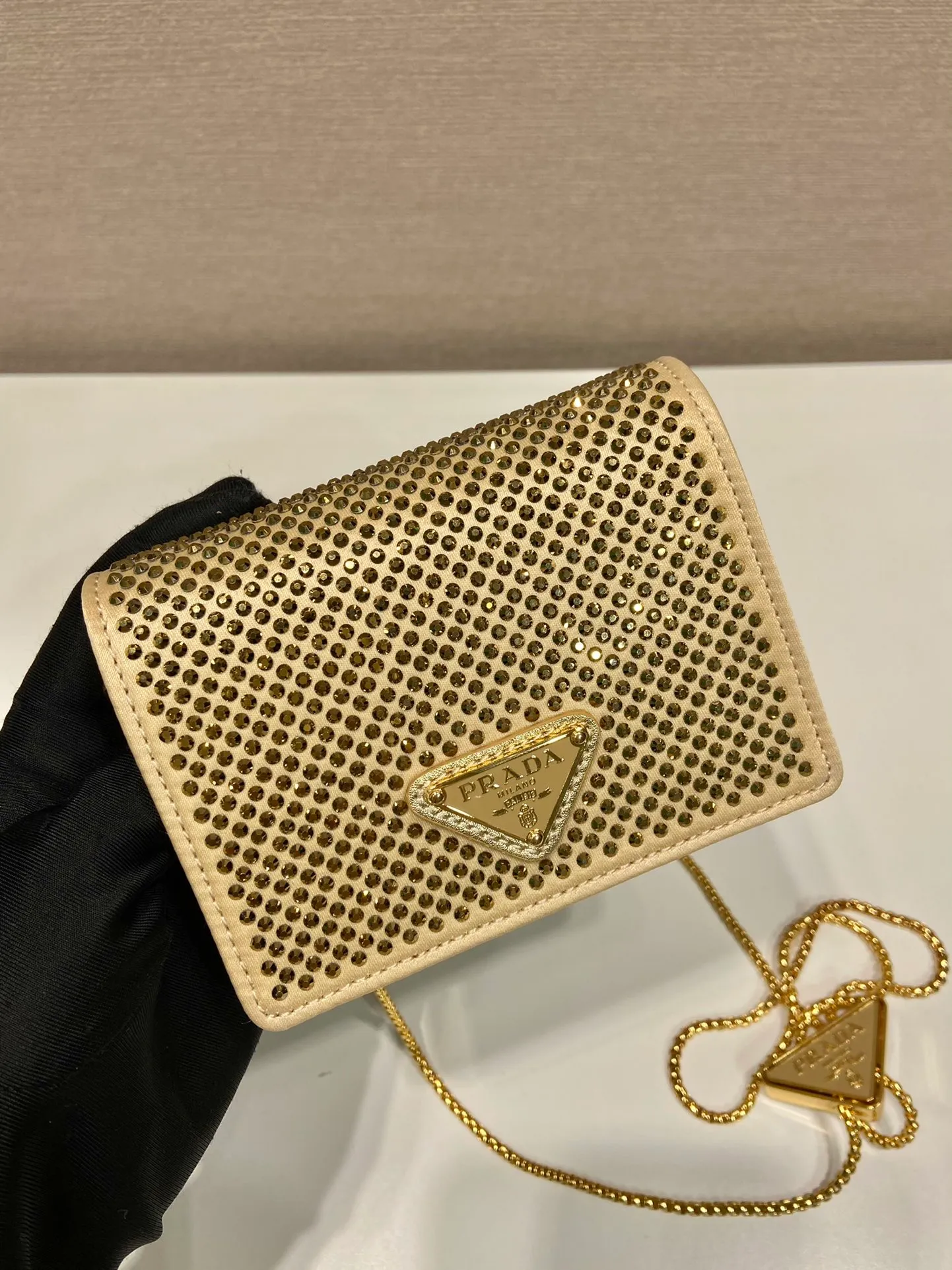 💰760🎉Necklace crystal pouch🎉1MR024 new color🎉🎉 This Duchesse fabric card holder is decorated with imitation crystals throughout, creating a light and shadow style and iridescent colors on the surface, highlighting a gorgeous yet functional design. My favorite is this detachable and adjustable iron shoulder strap, which can be used as a waist bag decoration😍😍 or as a necklace decoration with clothes. The triangle mark in the middle can be adjusted, giving the item a variety of ways to wear it. The space can be used to hold lipstick 💄/earphones/keys🚗....it bling bling under the night light, so beautiful. Worth buying 🎉🎉 Length 11.5x Height 8cm