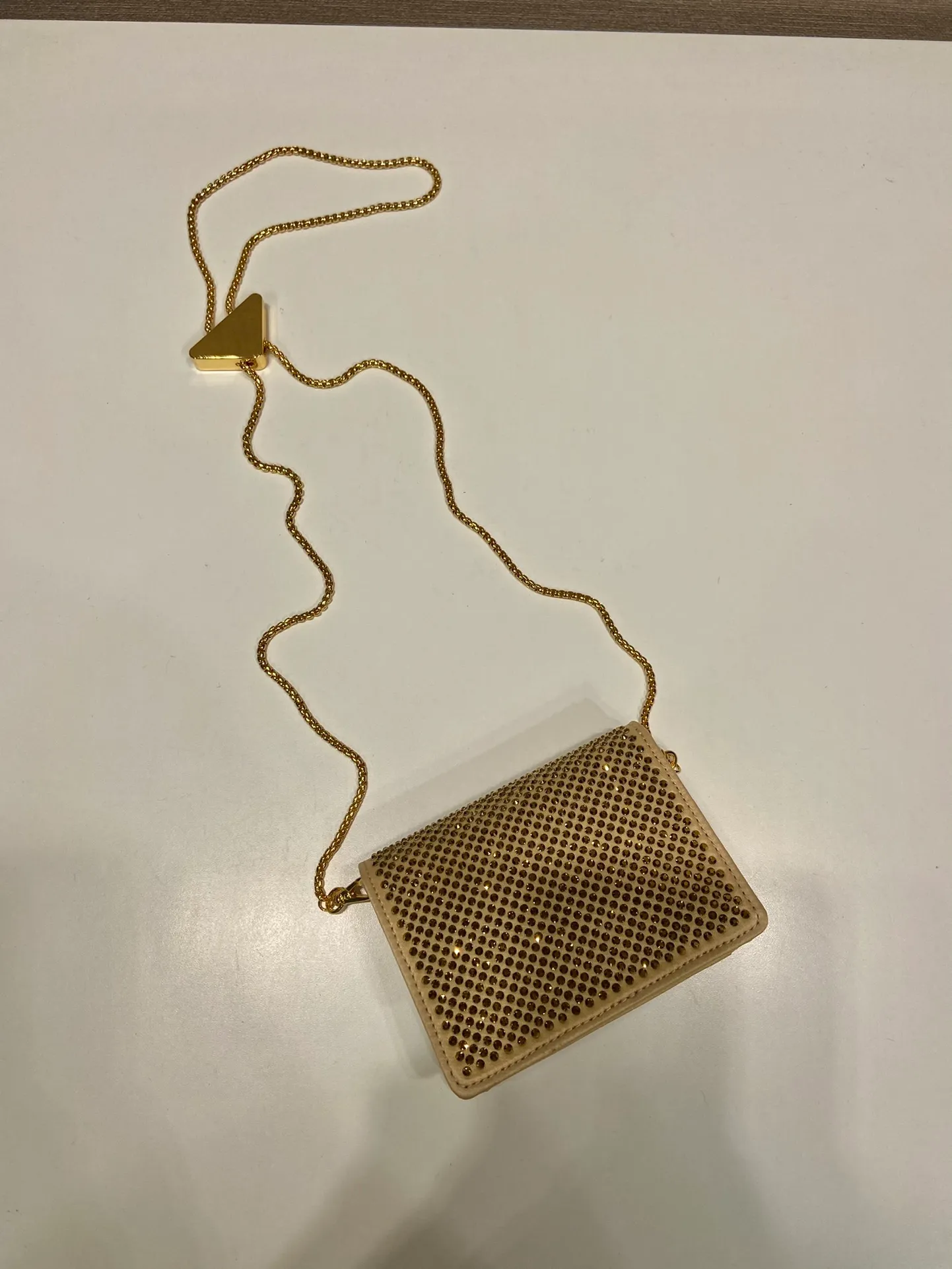 💰760🎉Necklace crystal pouch🎉1MR024 new color🎉🎉 This Duchesse fabric card holder is decorated with imitation crystals throughout, creating a light and shadow style and iridescent colors on the surface, highlighting a gorgeous yet functional design. My favorite is this detachable and adjustable iron shoulder strap, which can be used as a waist bag decoration😍😍 or as a necklace decoration with clothes. The triangle mark in the middle can be adjusted, giving the item a variety of ways to wear it. The space can be used to hold lipstick 💄/earphones/keys🚗....it bling bling under the night light, so beautiful. Worth buying 🎉🎉 Length 11.5x Height 8cm