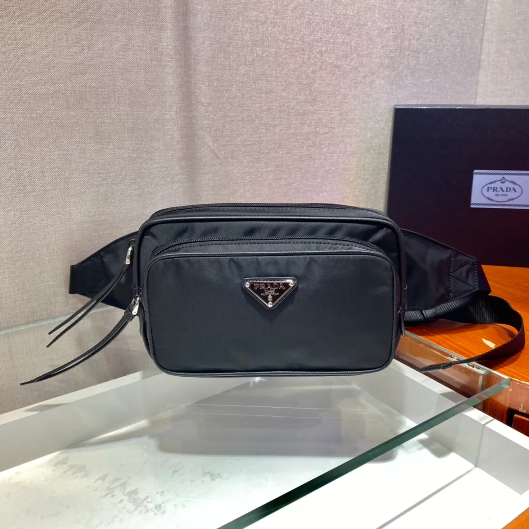 💰760🎉Classic Waist Bag/Chest Bag🎉1BL010🎉🎉 This stylish and versatile fabric and leather belt bag has a unique design, with leather stacked zipper pulls and front logo for added charm. Classic and fashionable👏👏Unisex model🎉🎉The upper body effect is very good😘There are two ways to carry waist bag/chest bag, and it is a timeless style that will never go out of style🎉🎉Hurry up and get it🎉🎉 Length 21x Height 12.5x Bottom 4.5cm