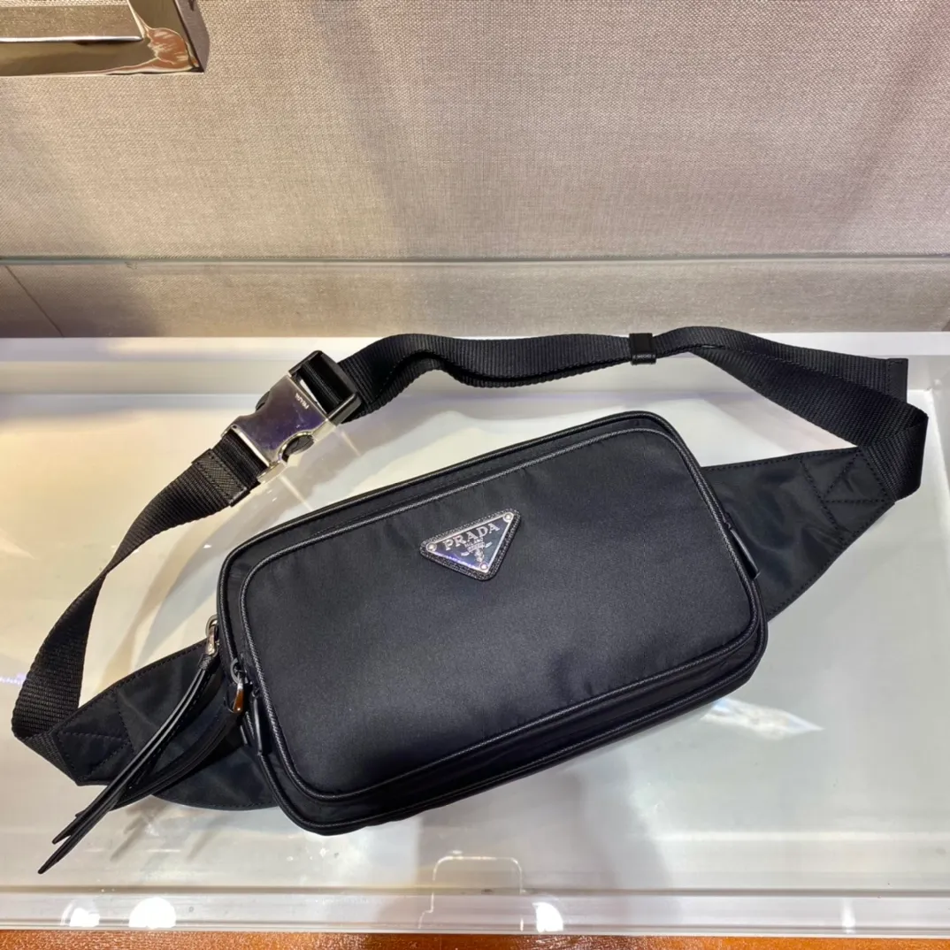 💰760🎉Classic Waist Bag/Chest Bag🎉1BL010🎉🎉 This stylish and versatile fabric and leather belt bag has a unique design, with leather stacked zipper pulls and front logo for added charm. Classic and fashionable👏👏Unisex model🎉🎉The upper body effect is very good😘There are two ways to carry waist bag/chest bag, and it is a timeless style that will never go out of style🎉🎉Hurry up and get it🎉🎉 Length 21x Height 12.5x Bottom 4.5cm