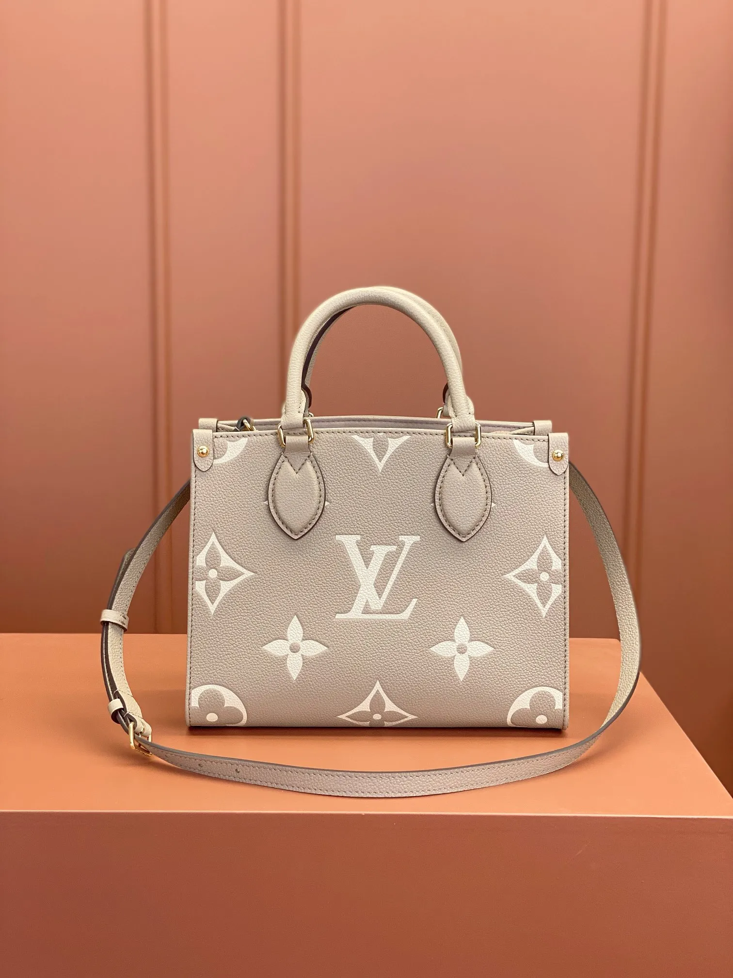 P¥1360👉nfc163C01 dynamic chip👈 [100% MB special grade, all-steel hardware, original leather] The Onthego small Tote bag draws inspiration from the 1968 classic Sac Plat handbag. It is made of Monogram Empreinte leather with Medium Bicolor Monogram pattern embossed to create a miniature version, which can store daily needs such as iPad Mini. Flexible handles and detachable shoulder strap enrich carrying options. Embossed grained cowhide One-grain cowhide trim One microfiber lining One zippered interior patch pocket One pair of interior pockets One riveted corner One removable, adjustable shoulder strap! ! Model: M45779; Size: 25x19x11.5CM