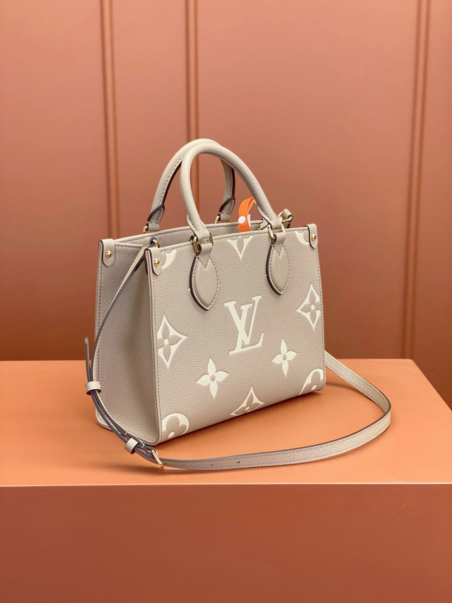 P¥1360👉nfc163C01 dynamic chip👈 [100% MB special grade, all-steel hardware, original leather] The Onthego small Tote bag draws inspiration from the 1968 classic Sac Plat handbag. It is made of Monogram Empreinte leather with Medium Bicolor Monogram pattern embossed to create a miniature version, which can store daily needs such as iPad Mini. Flexible handles and detachable shoulder strap enrich carrying options. Embossed grained cowhide One-grain cowhide trim One microfiber lining One zippered interior patch pocket One pair of interior pockets One riveted corner One removable, adjustable shoulder strap! ! Model: M45779; Size: 25x19x11.5CM