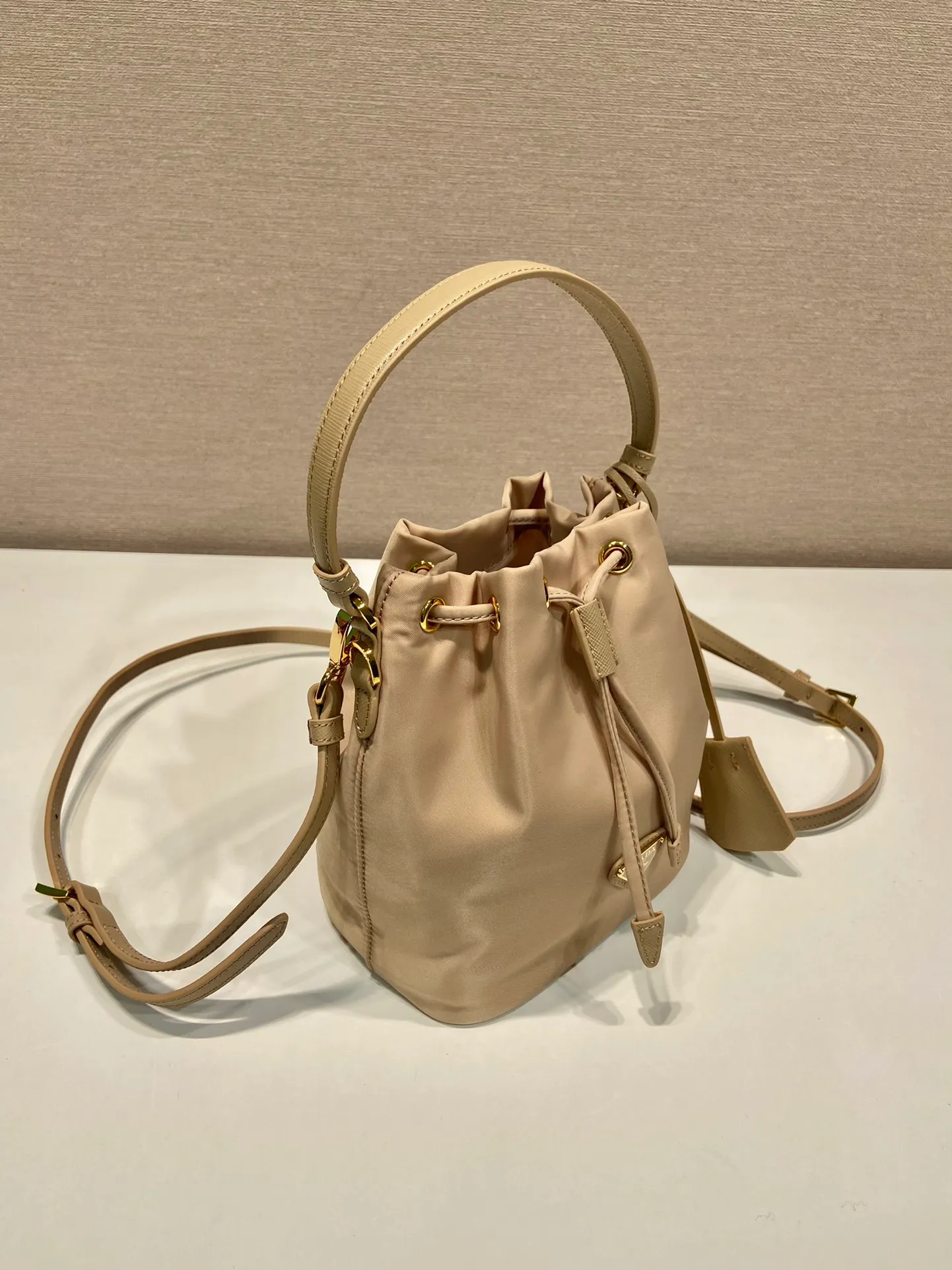 💰760🎉New bucket bag🎉1BE067 upgraded version🎉🎉 This bucket bag is made of imported nylon fabric and top-grade gold hardware, which carries the brand’s original and unique expression of extraordinary beauty. Comes with a detachable and adjustable long leather shoulder strap and leather keychain. Large capacity, light and practical🎉🎉Another popular style that will never go out of style🎉 Length 15.5x Height 19.5x Bottom 10cm