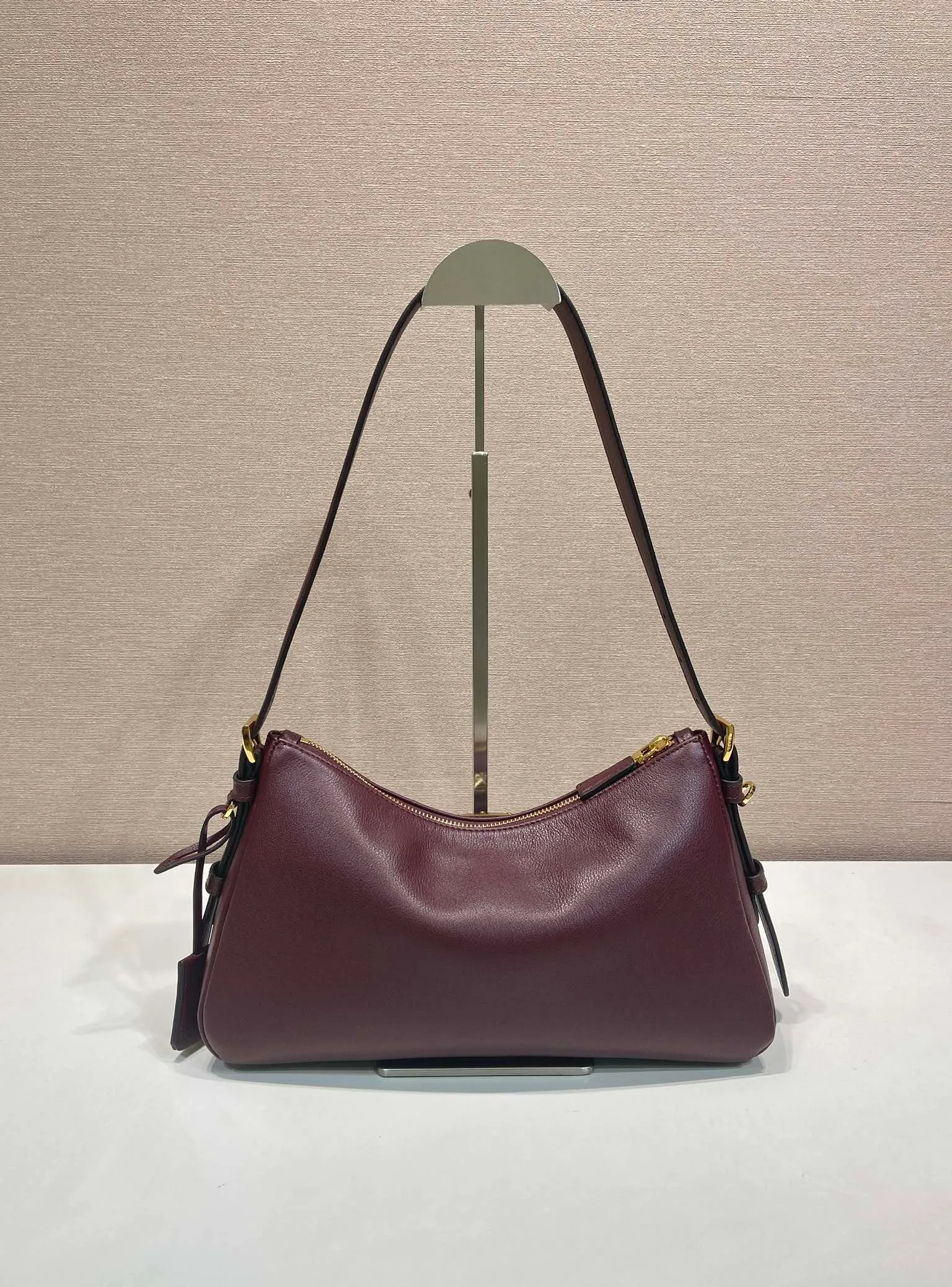 💰1660🎉New Aimee Underarm Bag🎉1BC229 Small Purple Red🎉🎉 This leather Hobo underarm bag has a simple design and is made of imported calfskin. It has a metal triangular enamel logo on the front and is equipped with a detachable leather shoulder strap. The leather is delicate and soft, practical, lightweight and has a large capacity. ﻿﻿﻿﻿High-end and versatile, another fashion hit. Hurry up and get it, it’s so beautiful👏👏 Length 31x Height 18x ​​Bottom 10cm