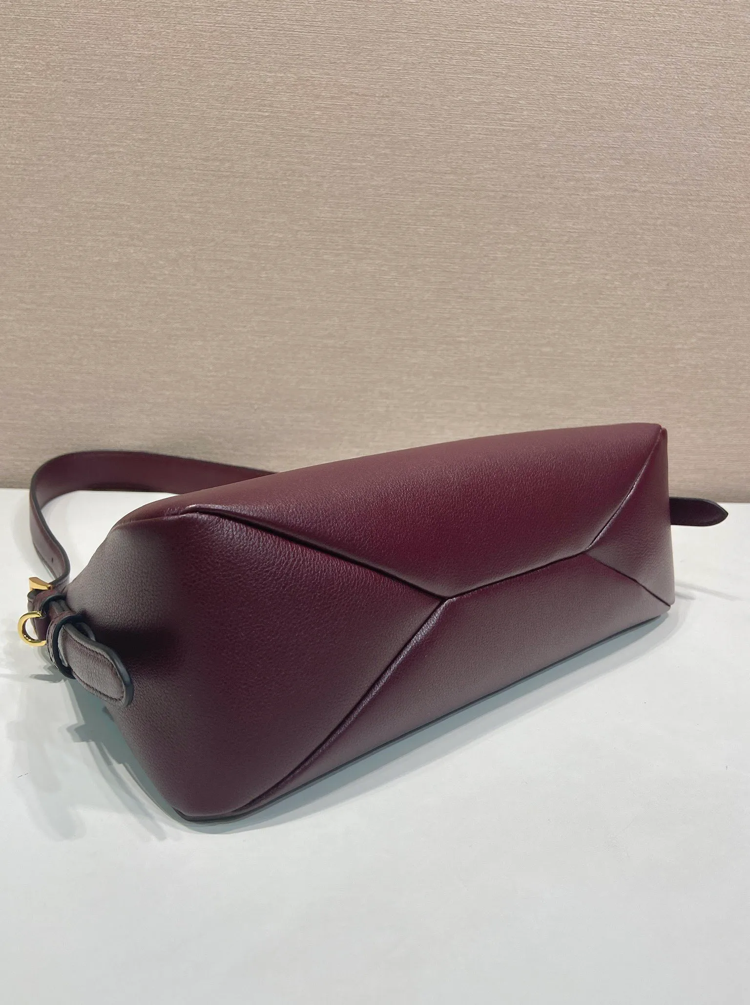 💰1660🎉New Aimee Underarm Bag🎉1BC229 Small Purple Red🎉🎉 This leather Hobo underarm bag has a simple design and is made of imported calfskin. It has a metal triangular enamel logo on the front and is equipped with a detachable leather shoulder strap. The leather is delicate and soft, practical, lightweight and has a large capacity. ﻿﻿﻿﻿High-end and versatile, another fashion hit. Hurry up and get it, it’s so beautiful👏👏 Length 31x Height 18x ​​Bottom 10cm