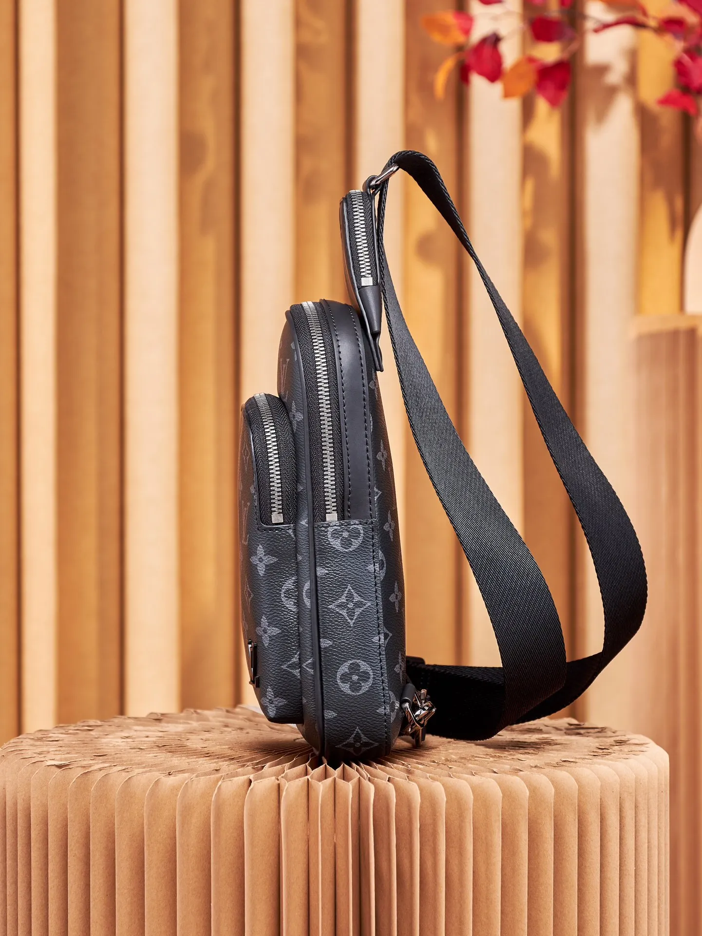 P¥720👉nfc163C01 dynamic chip version👈【Top inspection-free all-steel hardware】m47137 This avenue small shoulder bag is made of monogram eclipse coated canvas, with a sophisticated configuration to explore the trendy fun of traveling cross-body. An interior pocket in the main compartment ensures secure storage, while an exterior zippered pocket provides easy access to frequently used items. There is a triangular zipper pocket where the shoulder strap connects to the handbag. 16 x 33 x 5.7 cm (length x height x width