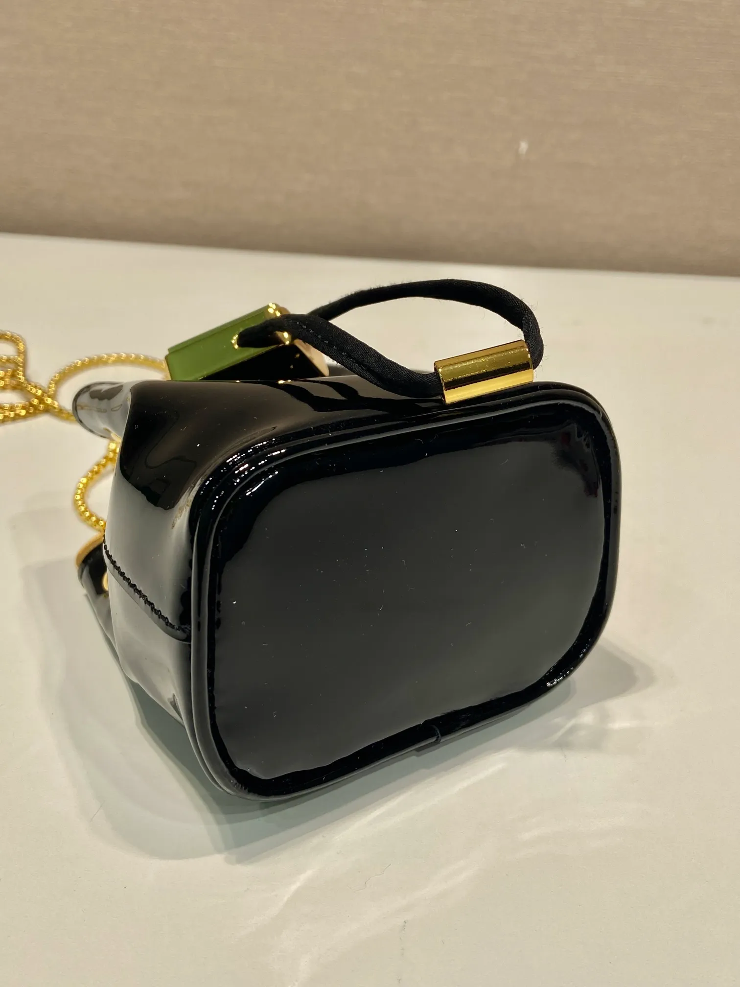💰960🎉Patent leather bucket🎉1NR016 calfskin🎉🎉 This patent leather bucket is made of imported glossy cowhide and enamel-coated metal triangle logo decorated opening and closing design. Metal iron can be spanned diagonally. So cute😍, the effect is very eye-catching, so cute and cool, don’t you feel moved😙😙, beauties. Get it now. So beautiful and cute😋😋 Length 10x height 12x base 7cm🎉🎉🎉👏👏👏