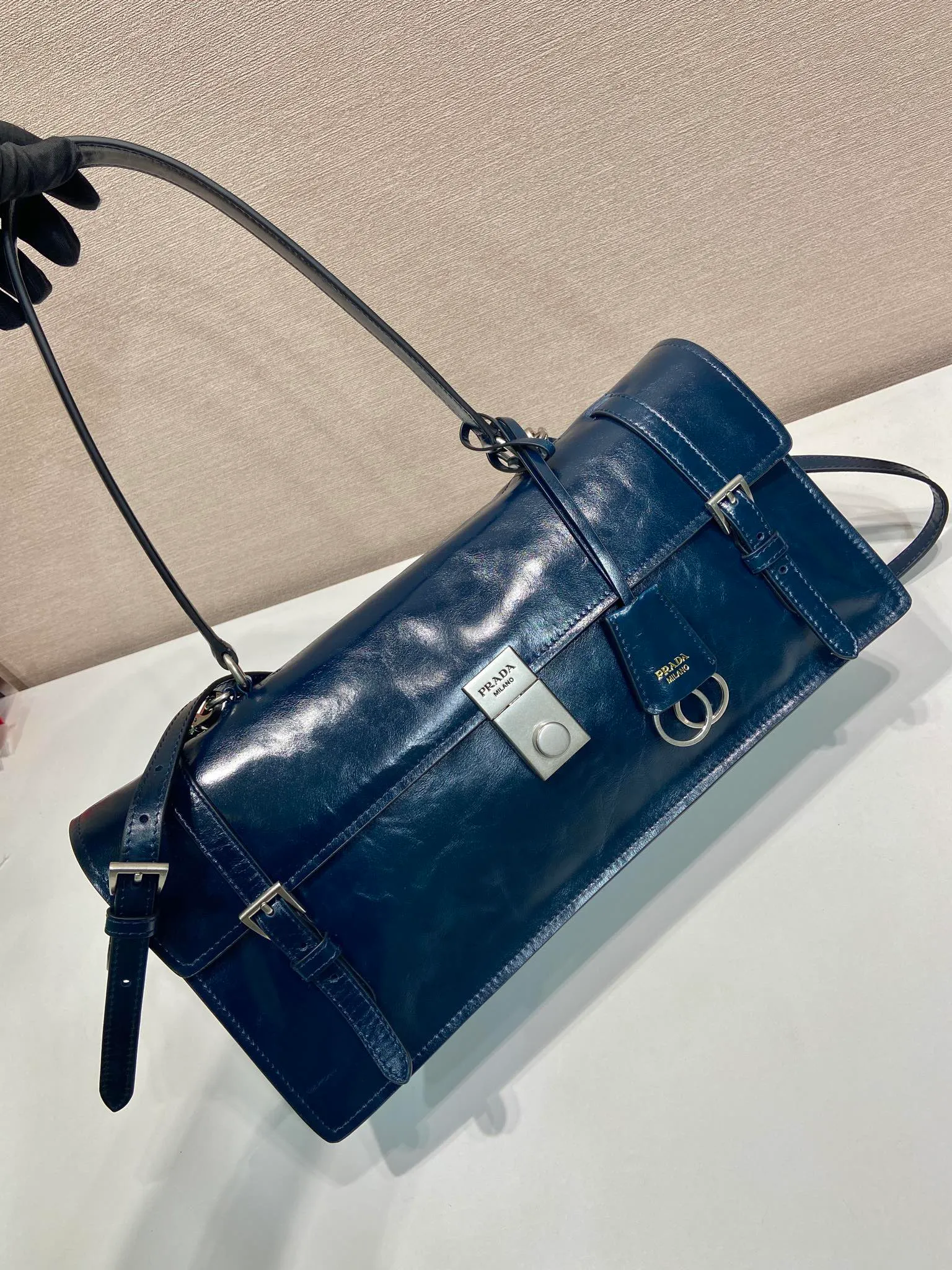 💰1900🎉New Pen Holder Bag🎉1BN024 Large🎉🎉 This leather handbag is inspired by the crisp and formal briefcase. It has a delicate and shiny texture and reinterprets the classic office style silhouette with a new attitude. Designed with exquisite soft details, it adds gentleness and versatile charm to the bag's classic shape. The classic vertical lock buckle embellishes the details, and it is equipped with a long handle, which can be carried over the shoulder, making it more practical. Another popular style that will never go out of style, hurry up and get it🎉🎉 Length 38x Height 17.5x Bottom 11cm🎉🎉🎉💰💰💰