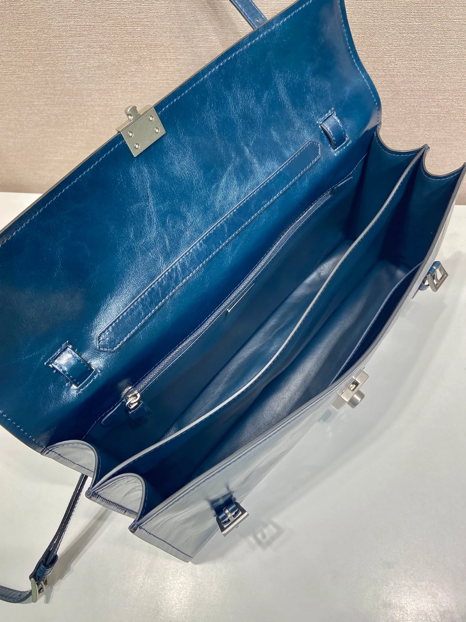 💰1900🎉New Pen Holder Bag🎉1BN024 Large🎉🎉 This leather handbag is inspired by the crisp and formal briefcase. It has a delicate and shiny texture and reinterprets the classic office style silhouette with a new attitude. Designed with exquisite soft details, it adds gentleness and versatile charm to the bag's classic shape. The classic vertical lock buckle embellishes the details, and it is equipped with a long handle, which can be carried over the shoulder, making it more practical. Another popular style that will never go out of style, hurry up and get it🎉🎉 Length 38x Height 17.5x Bottom 11cm🎉🎉🎉💰💰💰