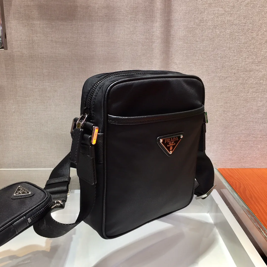 💰920🎉New three-in-one🎉Arrived🙊Arrived🙊 New three-in-one combination cross-body bag🎉Model number: 2VH112😘 The most representative nylon triangle logo element Simple latest triangle logo decoration without compressing space , with many compartments😘At the same time, there is also a small hanging bag hanging on the shoulder strap, which can also be hung on the trousers as an accessory. The overall design is low-key, luxurious and versatile. The commuter bag can be casual or cool😎It is practical, fashionable and super tasteful when carried on the back. If you like it, hurry up and get it. It is a three-in-one that will never go out of style👏👏 Length 20X height 16x bottom 5cm👏👏👏💰💰💰