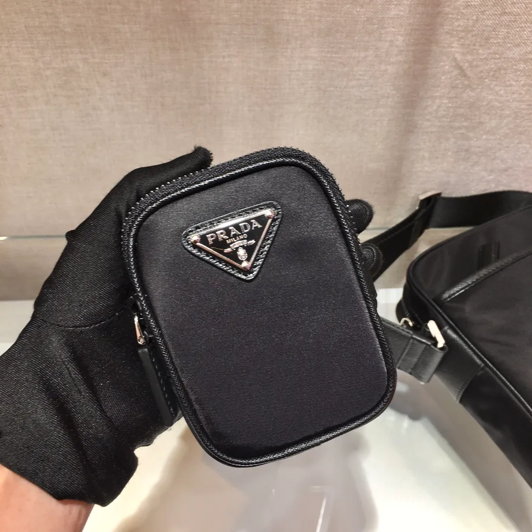 💰920🎉New three-in-one🎉Arrived🙊Arrived🙊 New three-in-one combination cross-body bag🎉Model number: 2VH112😘 The most representative nylon triangle logo element Simple latest triangle logo decoration without compressing space , with many compartments😘At the same time, there is also a small hanging bag hanging on the shoulder strap, which can also be hung on the trousers as an accessory. The overall design is low-key, luxurious and versatile. The commuter bag can be casual or cool😎It is practical, fashionable and super tasteful when carried on the back. If you like it, hurry up and get it. It is a three-in-one that will never go out of style👏👏 Length 20X height 16x bottom 5cm👏👏👏💰💰💰