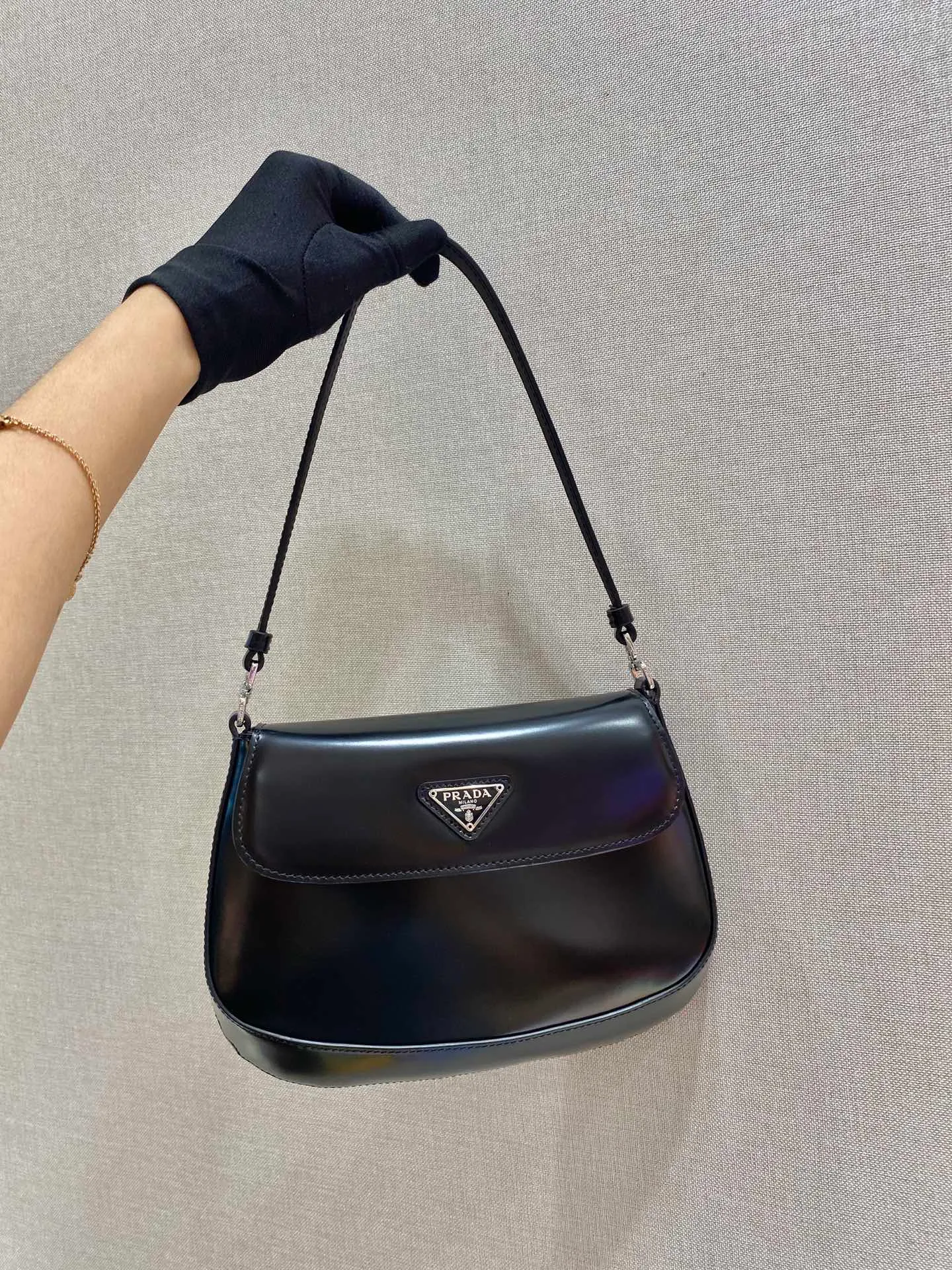 💰1120🎉New armpit bag🎉New second-hand armpit bag😘😘 This year's popular flip-top second-hand armpit bag has always been very popular. The whole leather is delicate and smooth. The special-shaped bag design is cool and fashionable. The capacity is sufficient. It is light and can be packed. It is perfect without being outdated. The retro feel concave shape is another popular style among Internet celebrities. 🙊🙊 Style number: 1BD311 Length 23x Height 18x Bottom 4cm