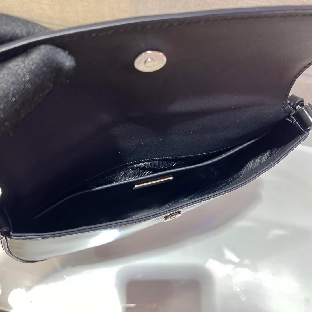 💰1120🎉New armpit bag🎉New second-hand armpit bag😘😘 This year's popular flip-top second-hand armpit bag has always been very popular. The whole leather is delicate and smooth. The special-shaped bag design is cool and fashionable. The capacity is sufficient. It is light and can be packed. It is perfect without being outdated. The retro feel concave shape is another popular style among Internet celebrities. 🙊🙊 Style number: 1BD311 Length 23x Height 18x Bottom 4cm