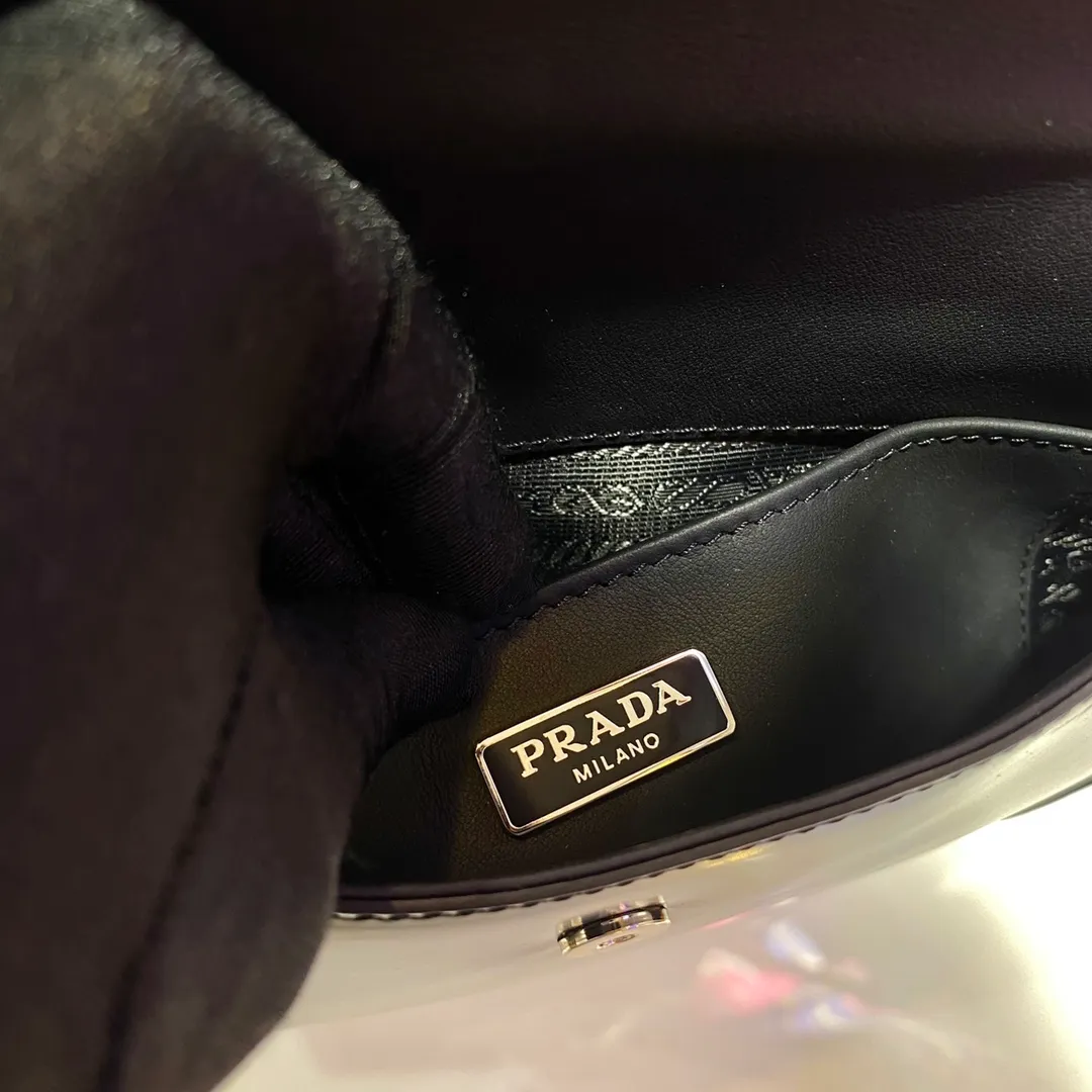 💰1120🎉New armpit bag🎉New second-hand armpit bag😘😘 This year's popular flip-top second-hand armpit bag has always been very popular. The whole leather is delicate and smooth. The special-shaped bag design is cool and fashionable. The capacity is sufficient. It is light and can be packed. It is perfect without being outdated. The retro feel concave shape is another popular style among Internet celebrities. 🙊🙊 Style number: 1BD311 Length 23x Height 18x Bottom 4cm