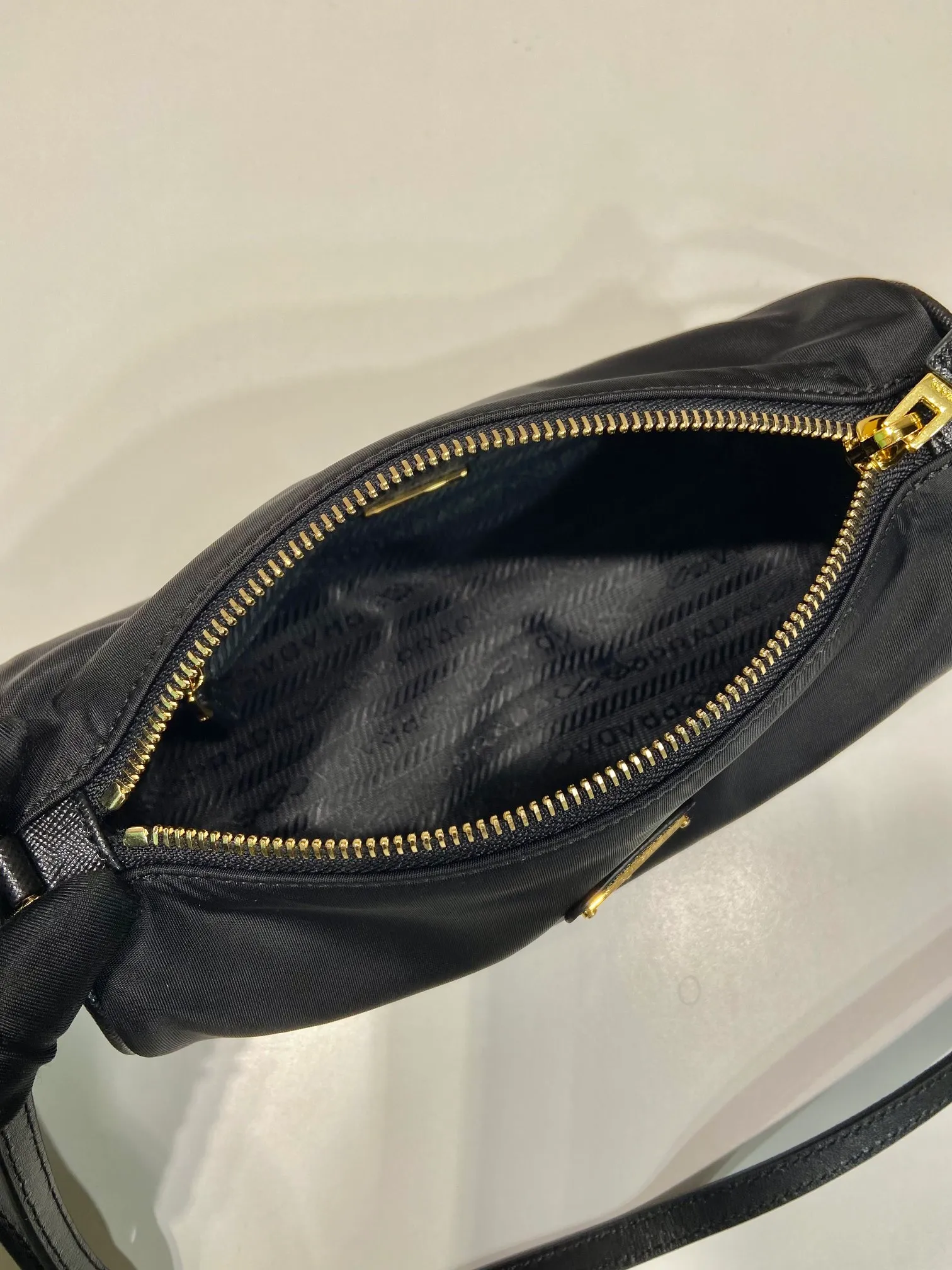 💰760🎉New armpit bag🎉1NE058🎉🎉 This regenerated nylon clutch bag brings together the P family’s classic elements in its exquisite design, with a simple and neat geometric pattern silhouette. Featuring an elegant, slim leather handle embellished with the iconic triangle pattern. Large capacity space. Baby, hurry up and get it, it is another popular style that will never go out of style👏👏 Length 22x Height 9x Bottom 7.5cm🎉🎉🎉👏👏👏