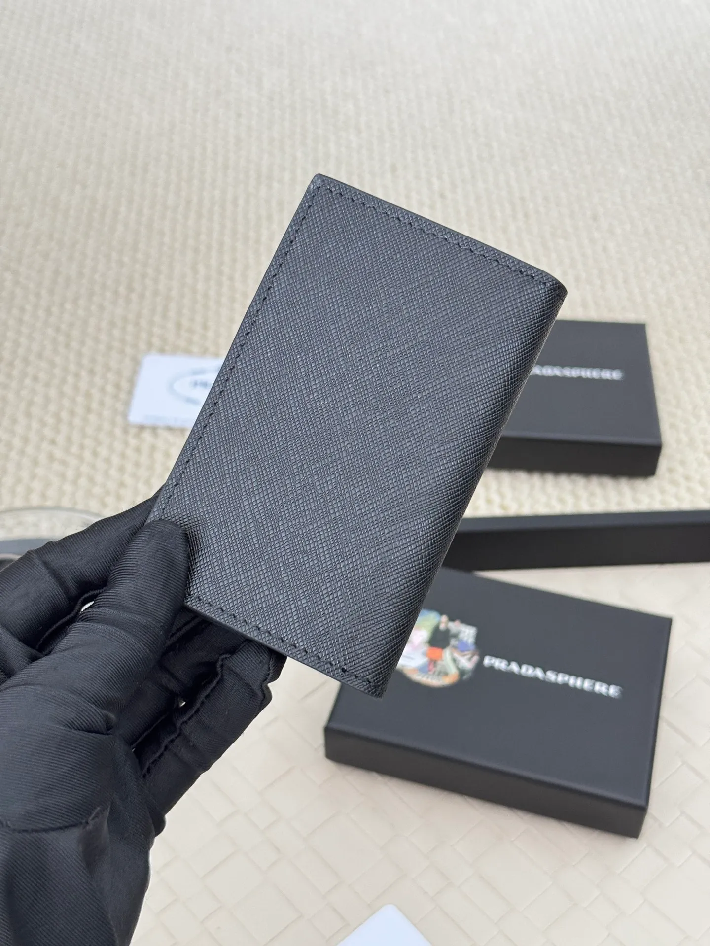 💰120 prada cross pattern unisex card holder, can be placed in pockets, bags, and can be held in hand, made of cross pattern imported calfskin, pocket card holder, can hold change, 6 card slots, simple and elegant fashion trend. Model 2MC101, color as shown in the picture, size 11×7cm,