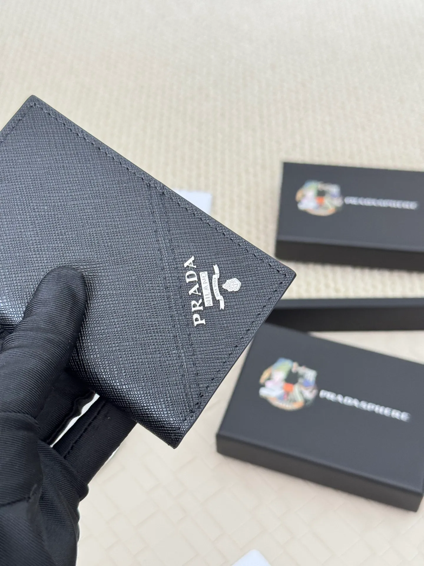 💰120 prada cross pattern unisex card holder, can be placed in pockets, bags, and can be held in hand, made of cross pattern imported calfskin, pocket card holder, can hold change, 6 card slots, simple and elegant fashion trend. Model 2MC101, color as shown in the picture, size 11×7cm,