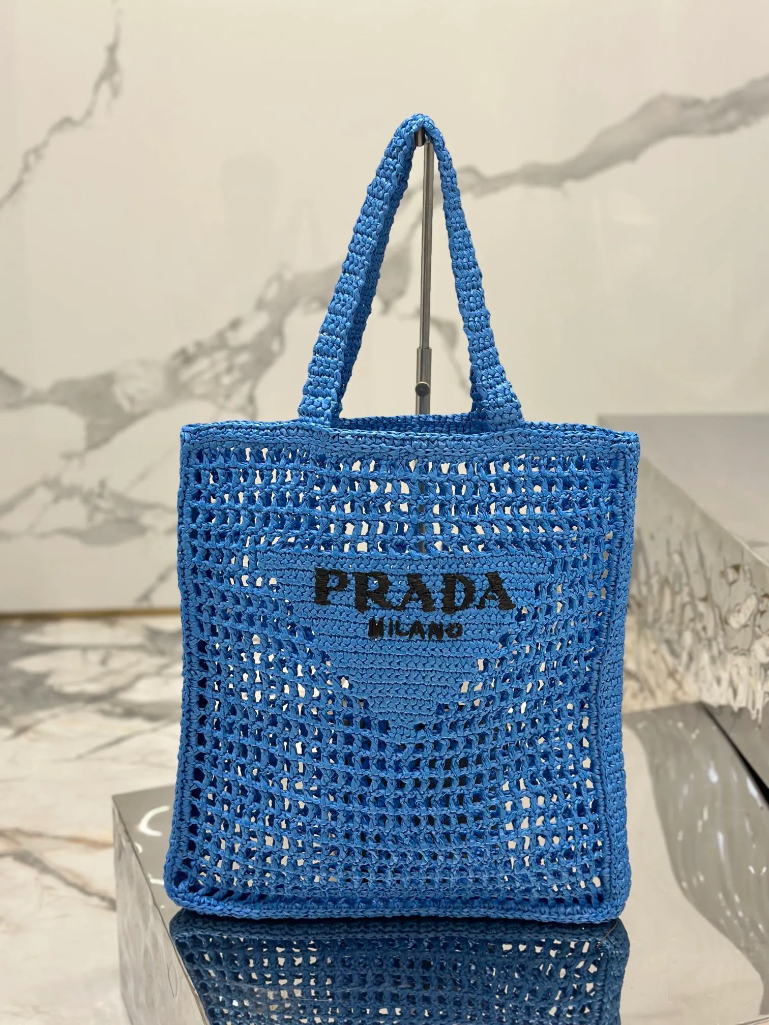 💰1160🌟Raffia woven tote bag This soft deconstructed tote bag is made of raffia fiber material. The light and natural material expresses the summer mood. The iconic house triangle logo is reinterpreted and decorates the front of the bag, with an embroidered lettering logo in the center to evoke the brand's style. Dimensions: length 36x height 38x bottom 3cm Style number: 1BG393