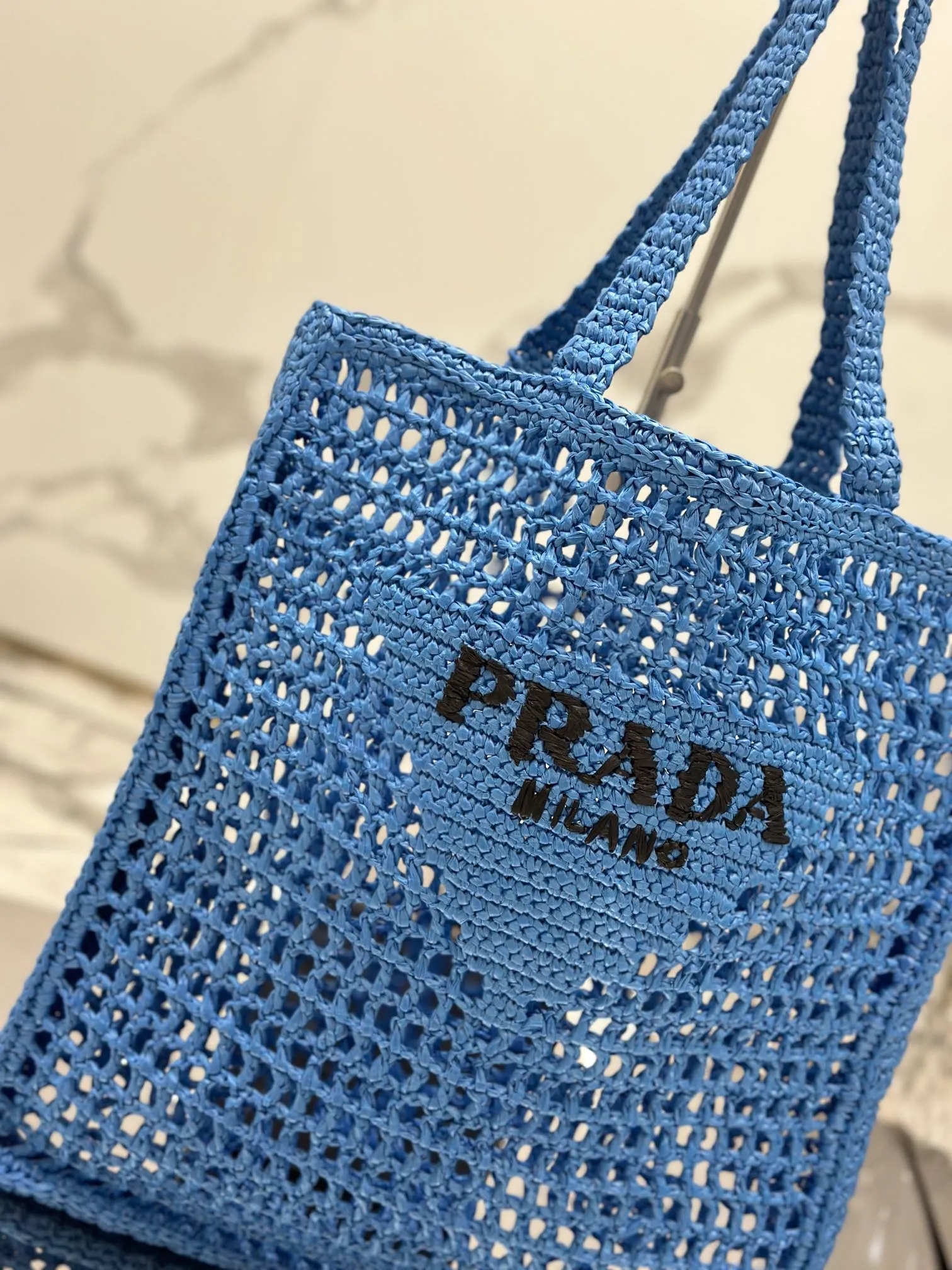 💰1160🌟Raffia woven tote bag This soft deconstructed tote bag is made of raffia fiber material. The light and natural material expresses the summer mood. The iconic house triangle logo is reinterpreted and decorates the front of the bag, with an embroidered lettering logo in the center to evoke the brand's style. Dimensions: length 36x height 38x bottom 3cm Style number: 1BG393