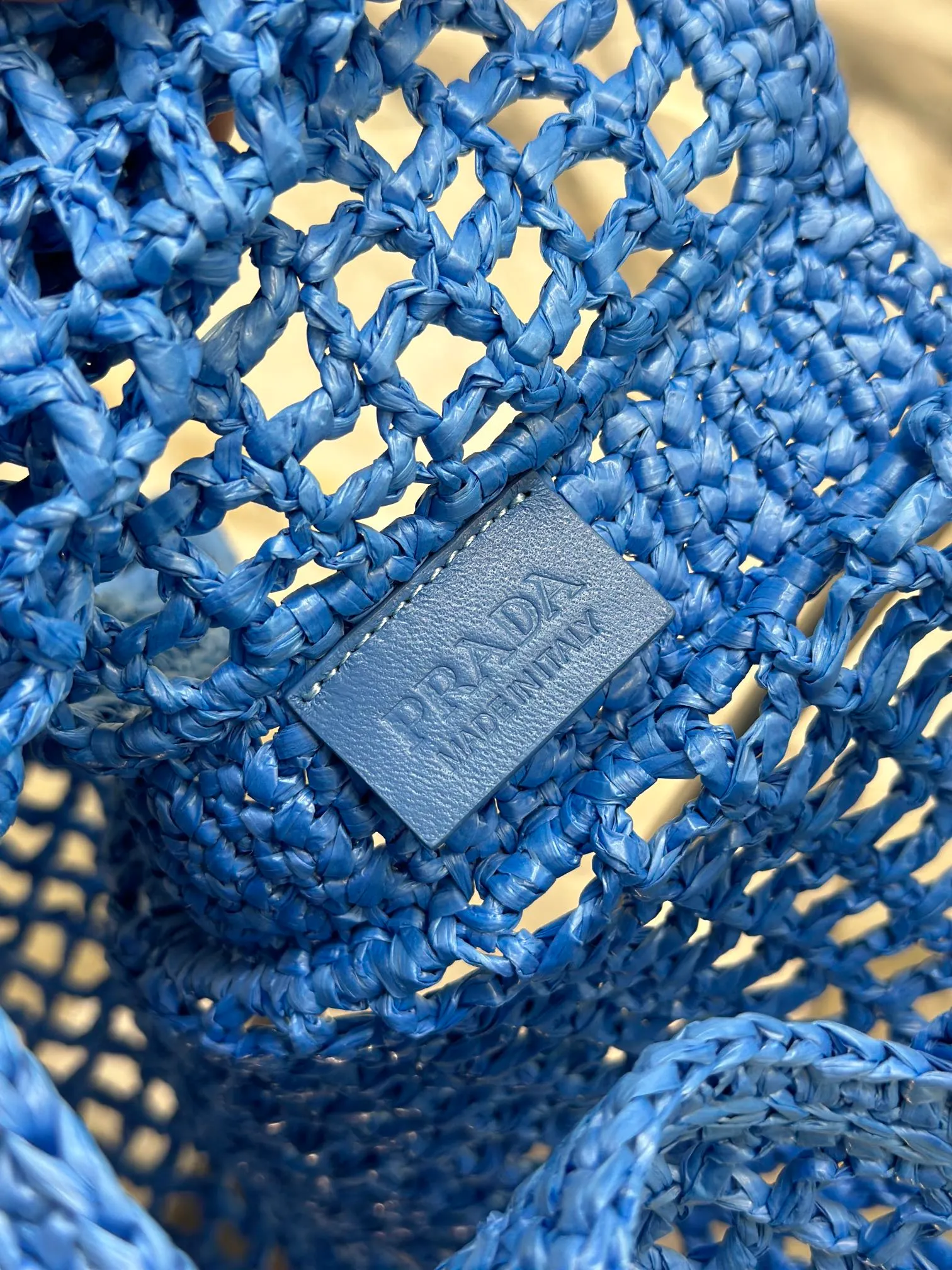 💰1160🌟Raffia woven tote bag This soft deconstructed tote bag is made of raffia fiber material. The light and natural material expresses the summer mood. The iconic house triangle logo is reinterpreted and decorates the front of the bag, with an embroidered lettering logo in the center to evoke the brand's style. Dimensions: length 36x height 38x bottom 3cm Style number: 1BG393