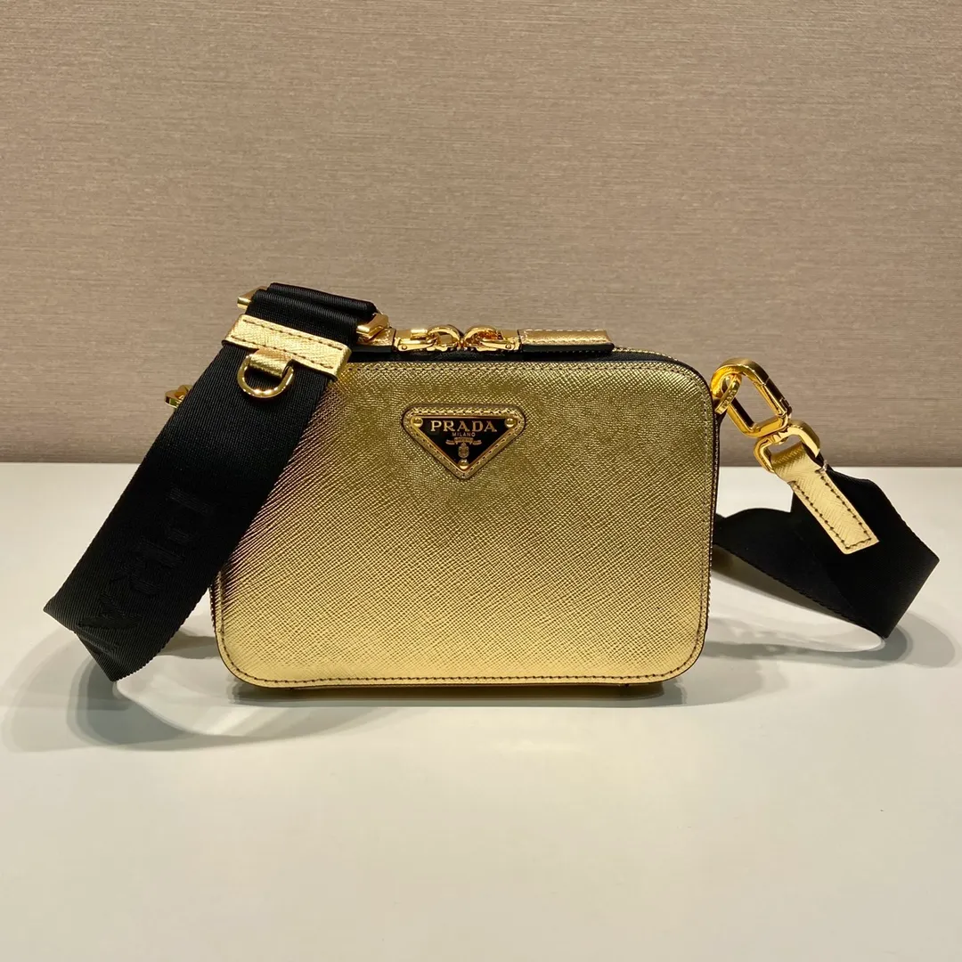 💰1120🎉New messenger bag🎉2VH070 gold cross pattern🎉🎉 This modern style Brique handbag outlines simple lines and is equipped with a detachable and adjustable nylon shoulder strap, creating a lightweight and versatile style. The latest cross pattern color of 2023 was selected, and leather has become the brand’s iconic material. It looks classic with original temperament and modern fashion🎉🎉Large capacity and space, worth it, get it now🎉🎉 Length 19x Height 12.5x Bottom 5.5cm