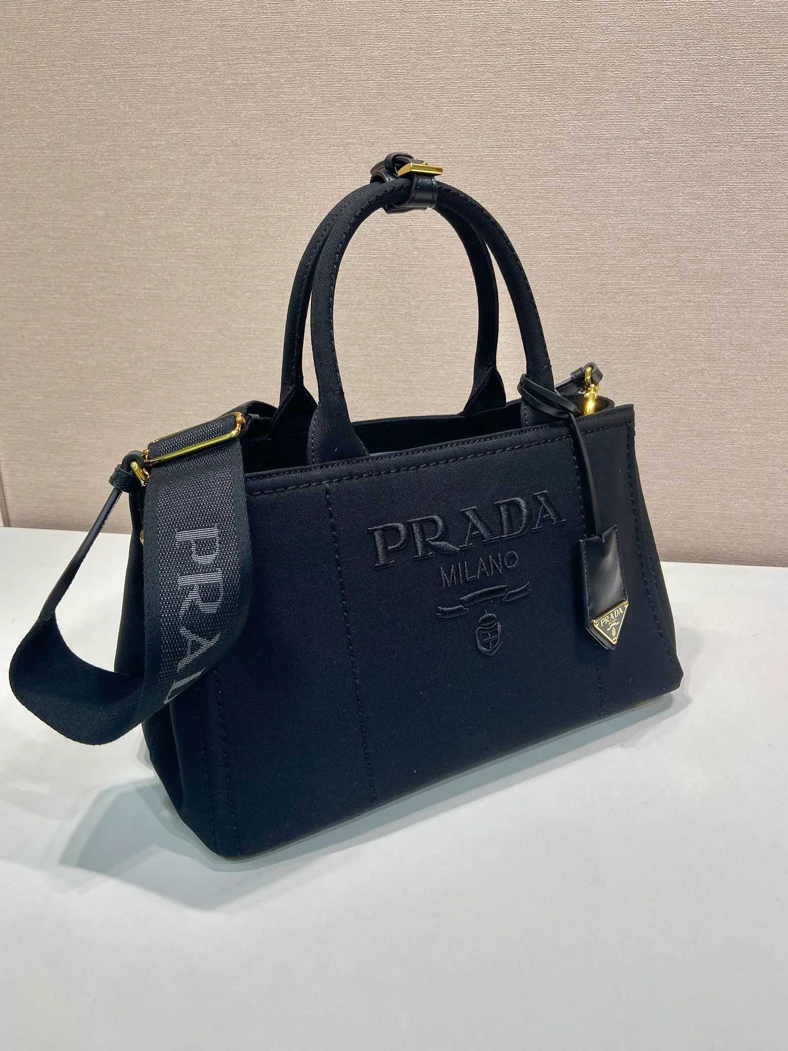 💰1200🎉New handbag🎉1BG554 medium size🎉🎉 Inspired by the timeless elements of nautical style, this mini handbag reinterprets the classic style. Made of cotton canvas with leather trim for a sophisticated and versatile look. Canvas handle, detachable and adjustable logo-printed woven shoulder strap, detachable leather keychain, can be carried by hand or on the shoulder, large capacity, so beautiful, another timeless and popular item🎉🎉worth owning🎉🎉 Length 33x Height 20x Bottom 18cm🎉🎉🎉💰💰💰