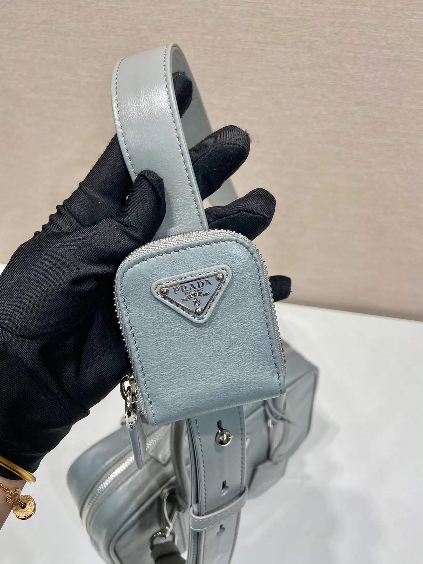 💰1800🎉New Boston🎉1BB092 catwalk model🎉🎉 This casual and classic handbag is made of soft sheep leather inside and outside. The hand-made pleat effect is particularly fashionable. It is equipped with a detachable long shoulder strap and a small coin purse with large capacity. It was also unveiled in the 2023 spring and summer series fashion show. The upper body effect must be eye-catching. Baby, hurry up and get it🎉🎉 Length 24x Height 15.5x Bottom 7cm