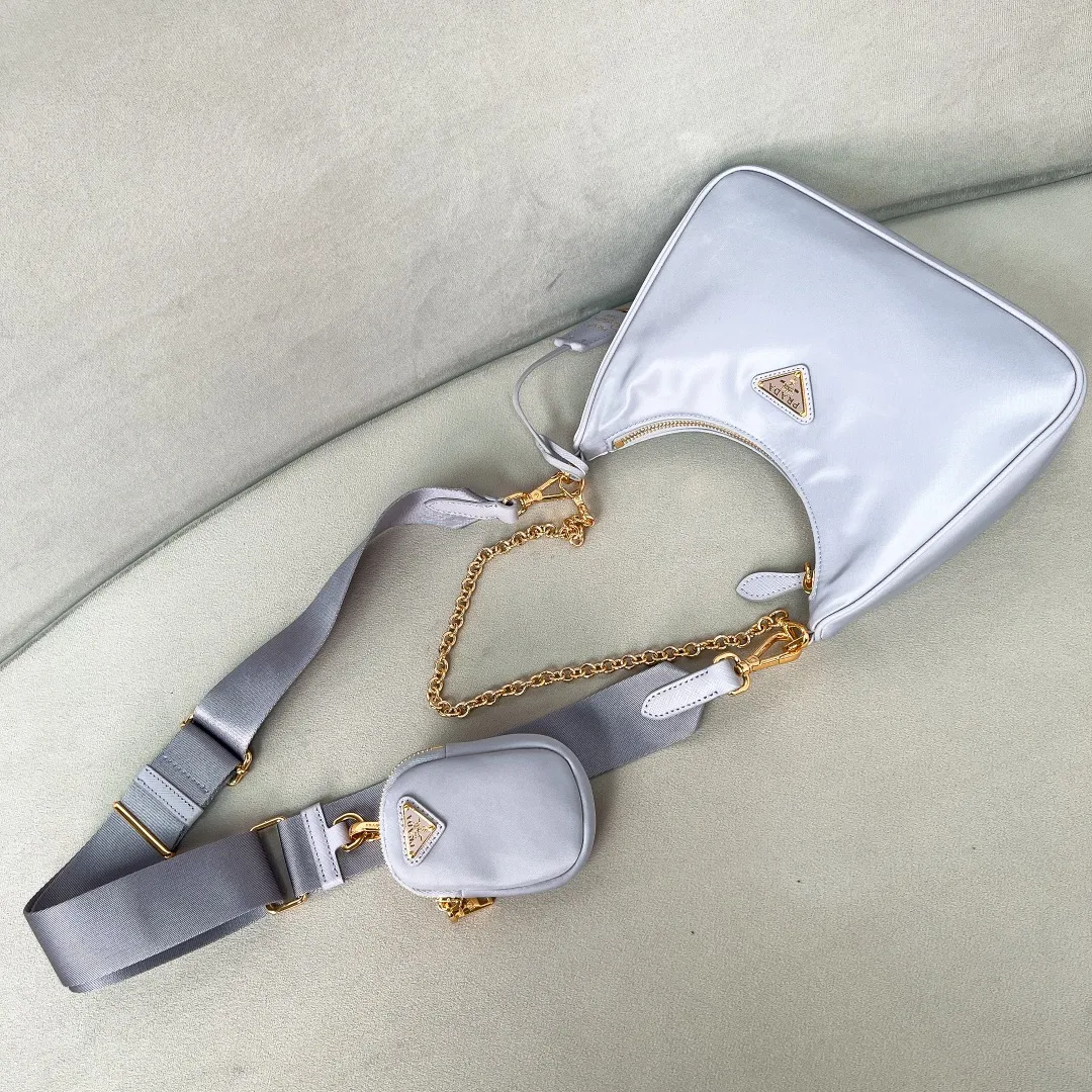 💰1000🌟New product Hobo three-in-one gold buckle 1BH204 Hobo three-in-one has become a mainstream fashion trend! Super versatile and good-looking, fashionable people must buy it! It is not only practical, lightweight but also beautiful. The detachable pouch hanging ornaments and spacious internal compartments are simply great👏... Unisex style for both men and women🉑️ Hand-held, shoulder and cross-body style with three uses, the new favorite of fashion trendsetters. The perfect details are comparable to brick cabinets. Super 5🌟Review Size: 22*18*6.5