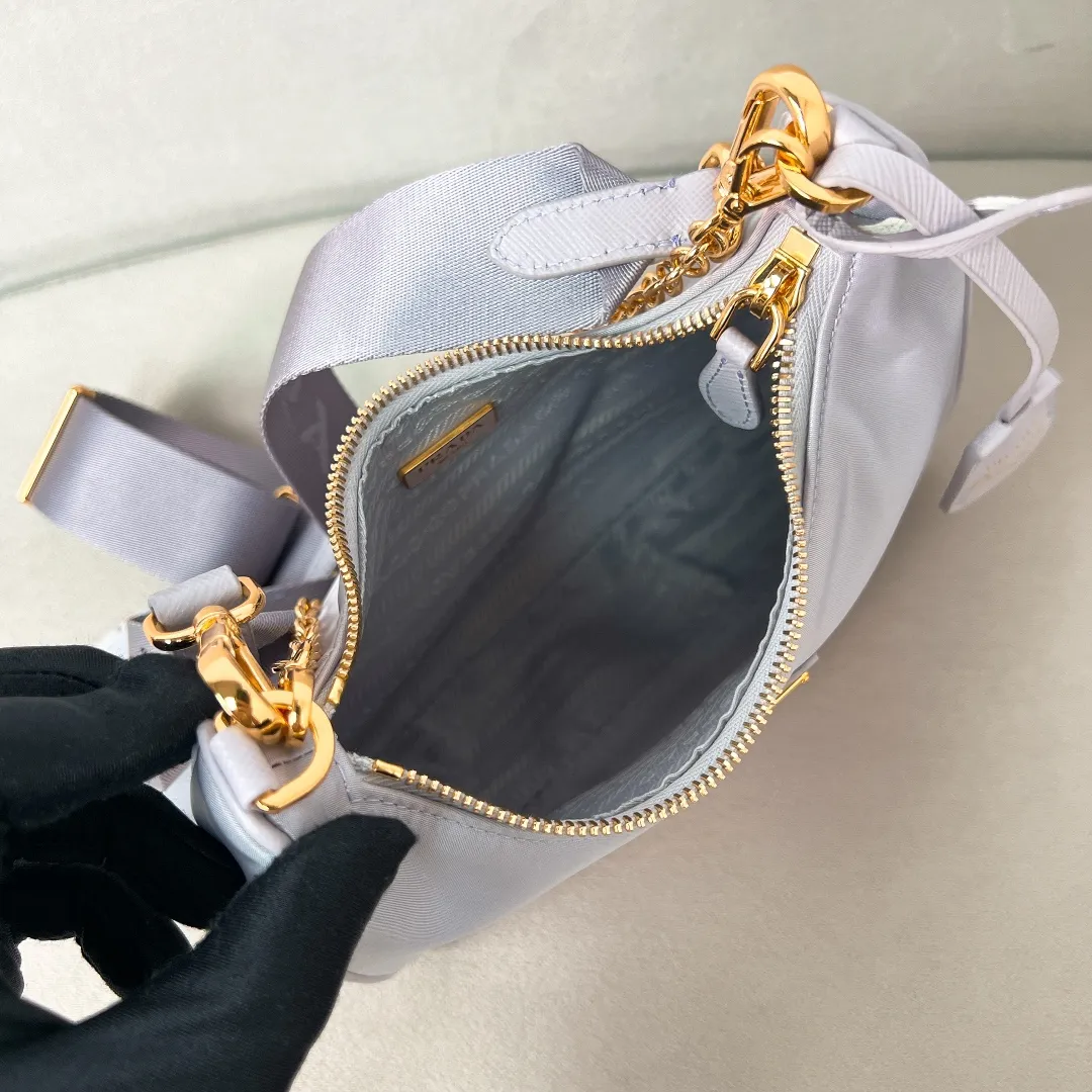💰1000🌟New product Hobo three-in-one gold buckle 1BH204 Hobo three-in-one has become a mainstream fashion trend! Super versatile and good-looking, fashionable people must buy it! It is not only practical, lightweight but also beautiful. The detachable pouch hanging ornaments and spacious internal compartments are simply great👏... Unisex style for both men and women🉑️ Hand-held, shoulder and cross-body style with three uses, the new favorite of fashion trendsetters. The perfect details are comparable to brick cabinets. Super 5🌟Review Size: 22*18*6.5