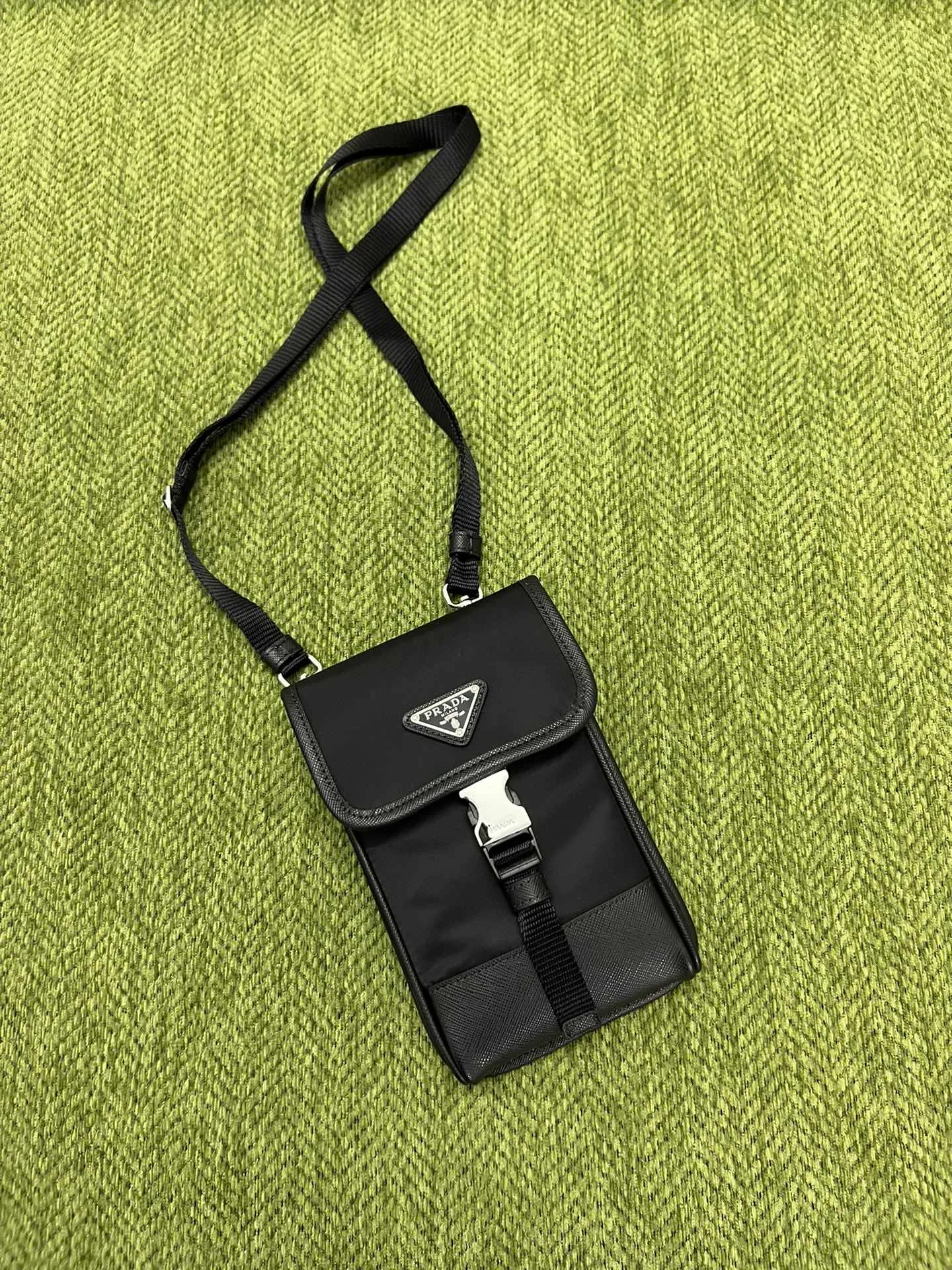 💰720🎉Vertical mobile phone bag🎉2ZH109👏 The new mobile phone bag has a super simple and unique shape. It is definitely worth buying for the current super popular small bag trend! And it has an inexplicable retro feeling🙊For fashionistas who browse countless bags, I recommend this simple and elegant design. A triangle logo is enough to show off the fashionable atmosphere of personality. It is easy to use for daily use. Recommended for men and women. I like the design of PRD so much. Fashionable length 12x height 19x bottom 2.5cm
